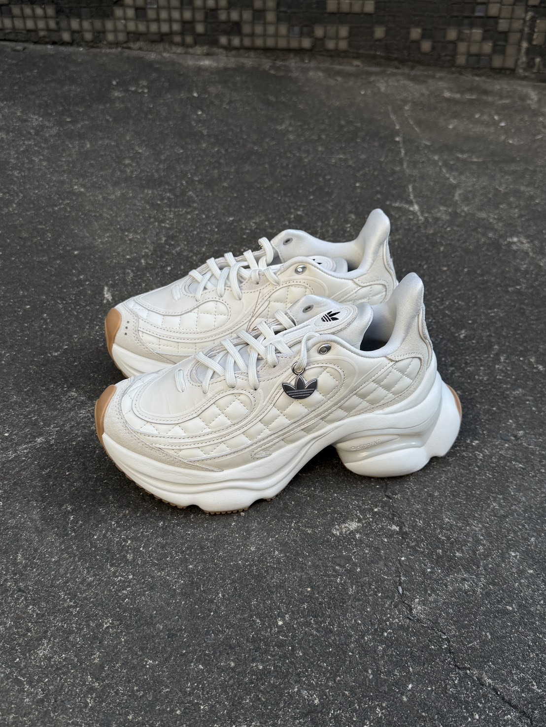 adidas originals Ozvenuz 小香風 菱格紋 老爹鞋 奶油白 焦糖底 宋雨琦同款 HQ2643