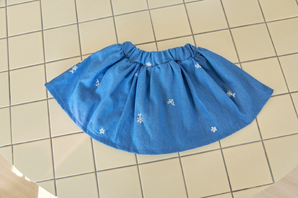 正韓春bbb 小白花牛仔裙