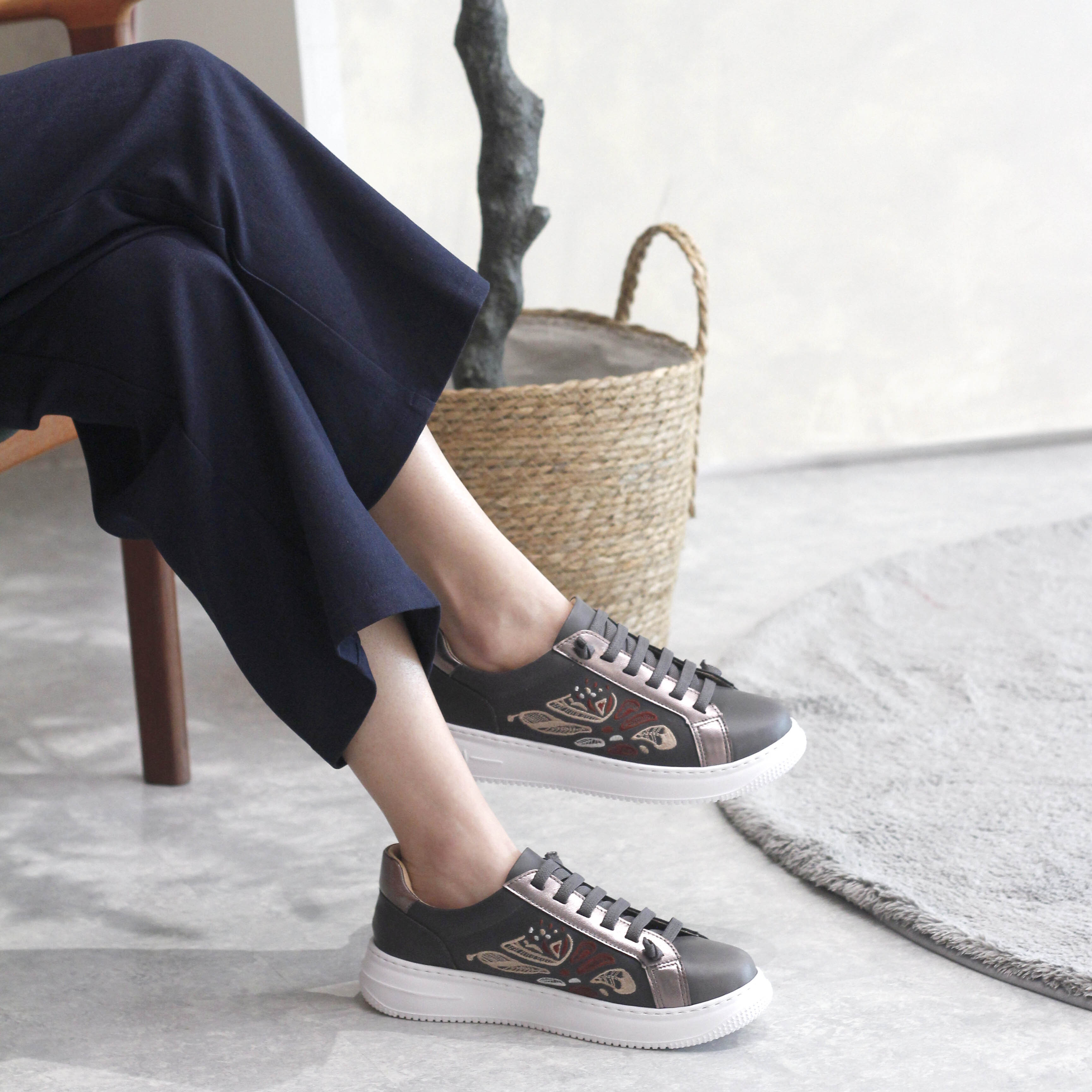 刺繡免綁帶休閒鞋｜府城輿圖(炭黑金)