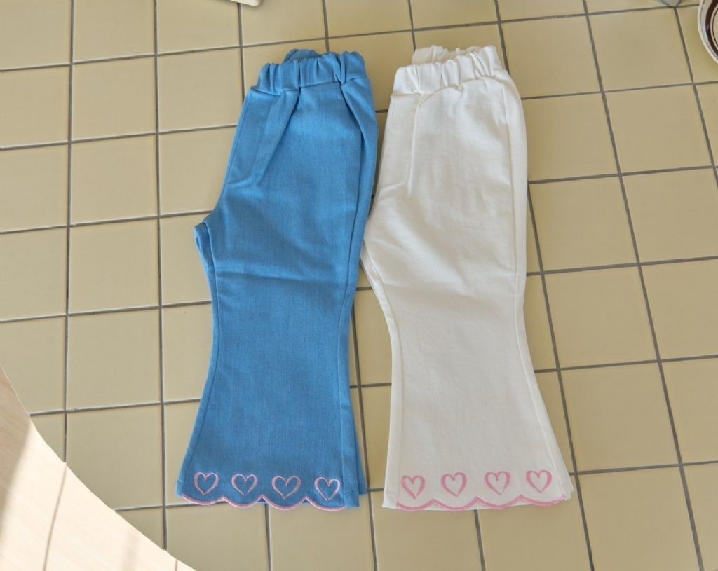 正韓春bbb 兩色刺繡愛心喇叭褲