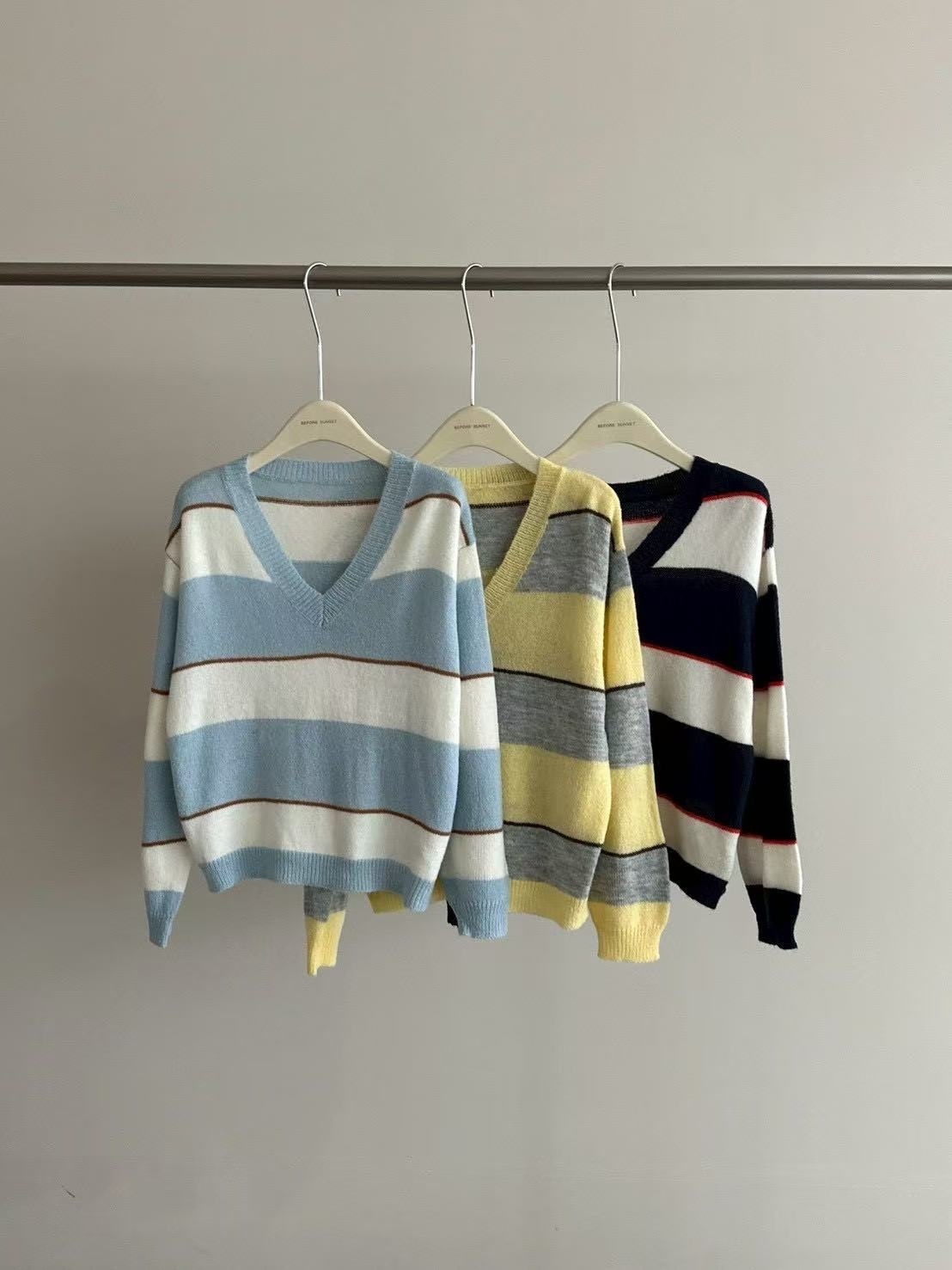 265 撞色條紋V領針織上衣