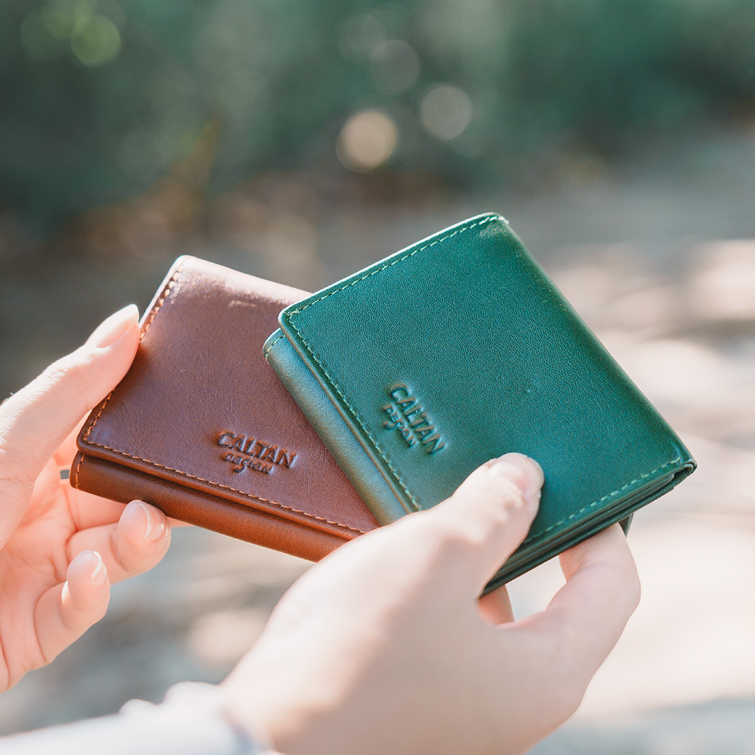 Light俐落扣式輕薄三折短夾-兩色(075290)