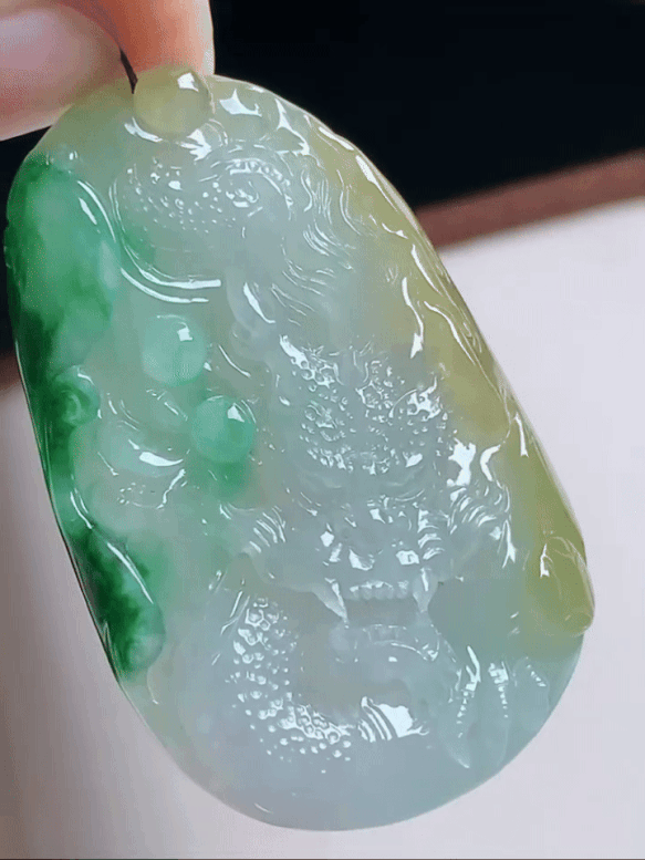 1235722 翡翠冰黃加綠神龍護主