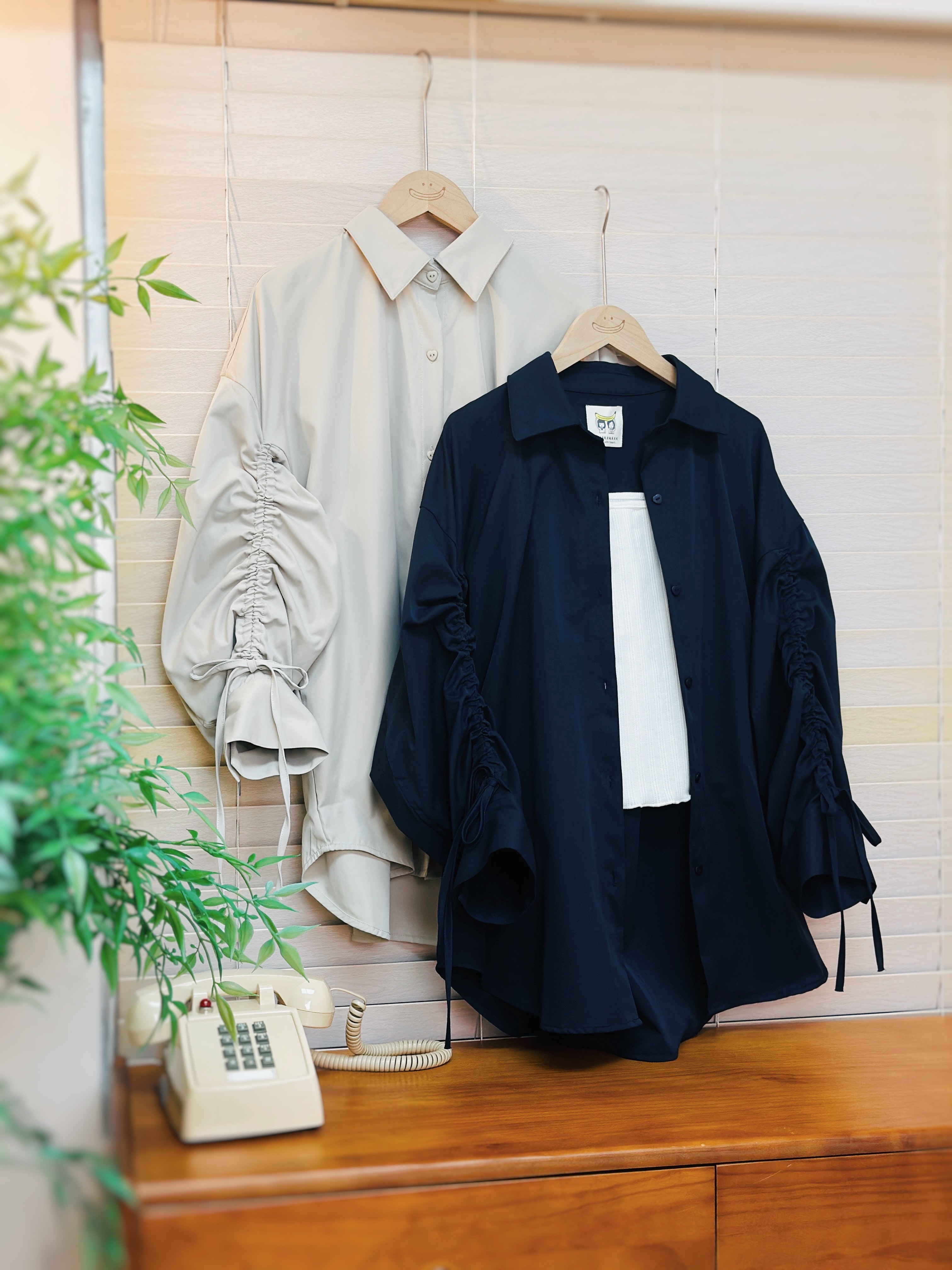 兩色 / 束褶長袖刺繡寬版恤衫 / Drawstring Ruched Sleeve Embroidered Oversized Shirt