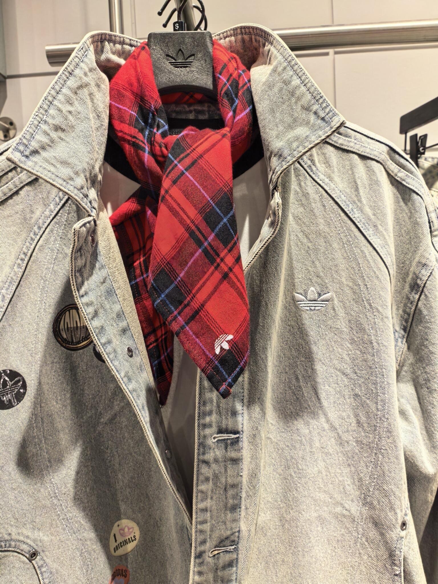 【預購】Adidas V-DAY 2026 情人節限定 丹寧 外套 牛仔 長褲 附方巾 褲鍊 套裝 KT6363 KT6366