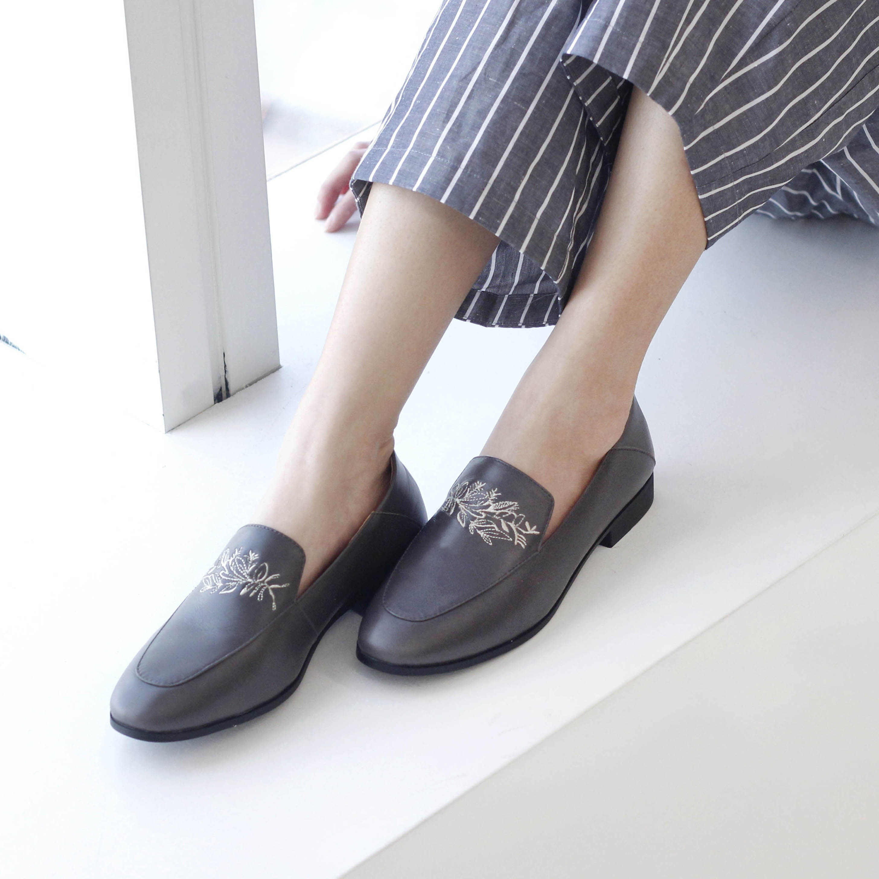 刺繡後踩樂福鞋｜菻菻(炭黑)