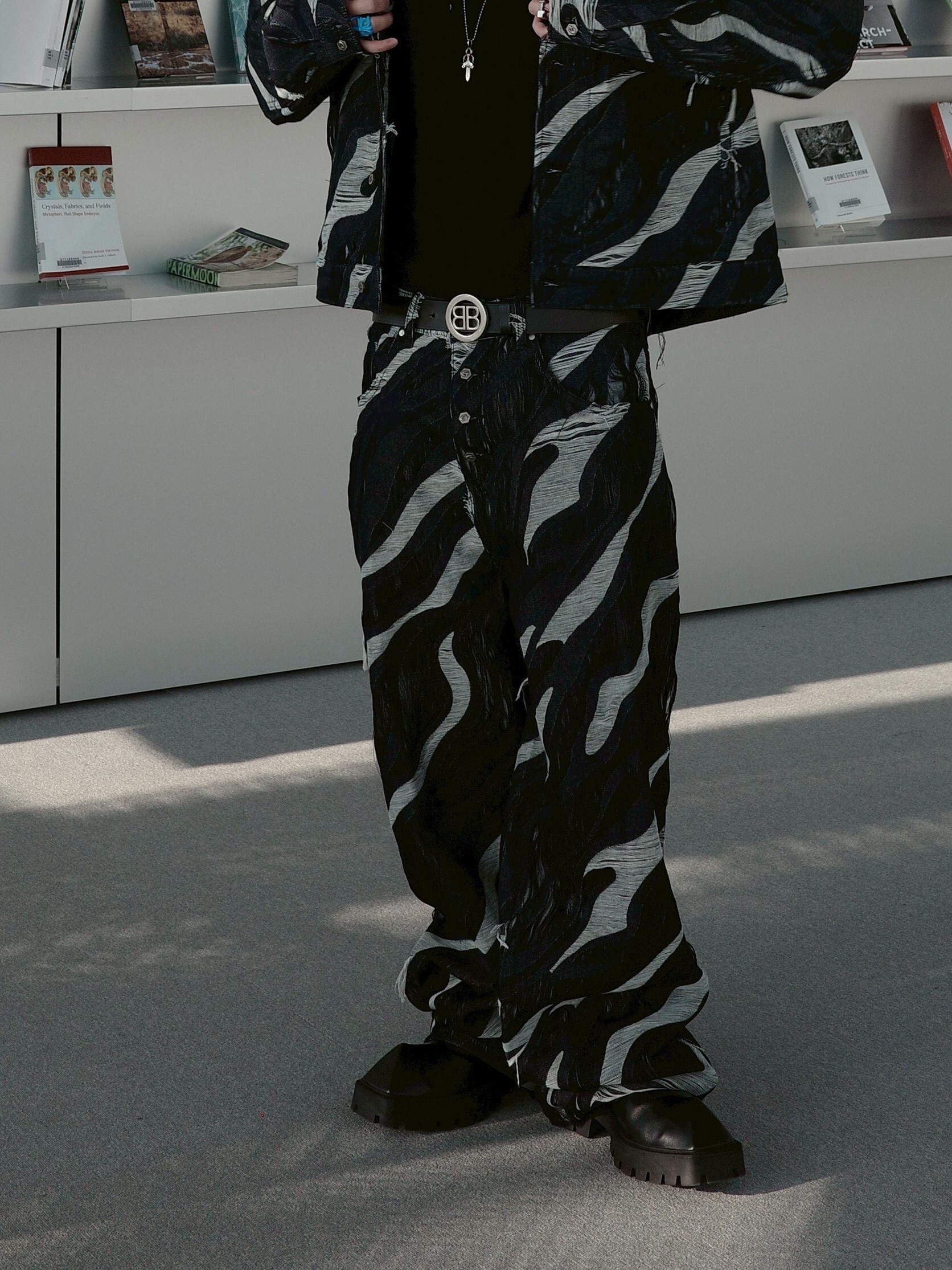 ETERNAL 黑色滿版虎紋破壞 抽鬚牛仔褲 金屬Logo做舊銀釦