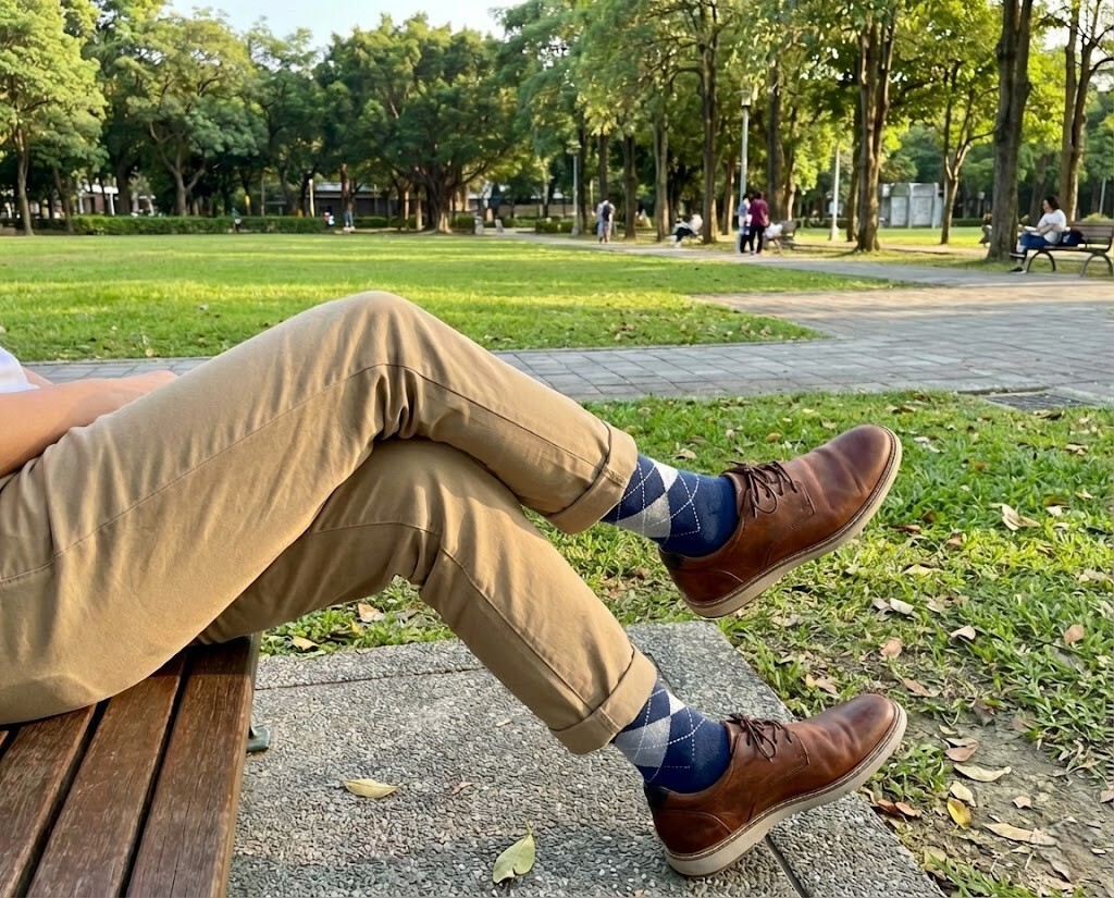棕色皮鞋搭配卡其褲穿搭示範，Sanly Joy 布萊恩棕色真皮鞋展現週末雅痞風，是約會與休閒的最佳選擇。