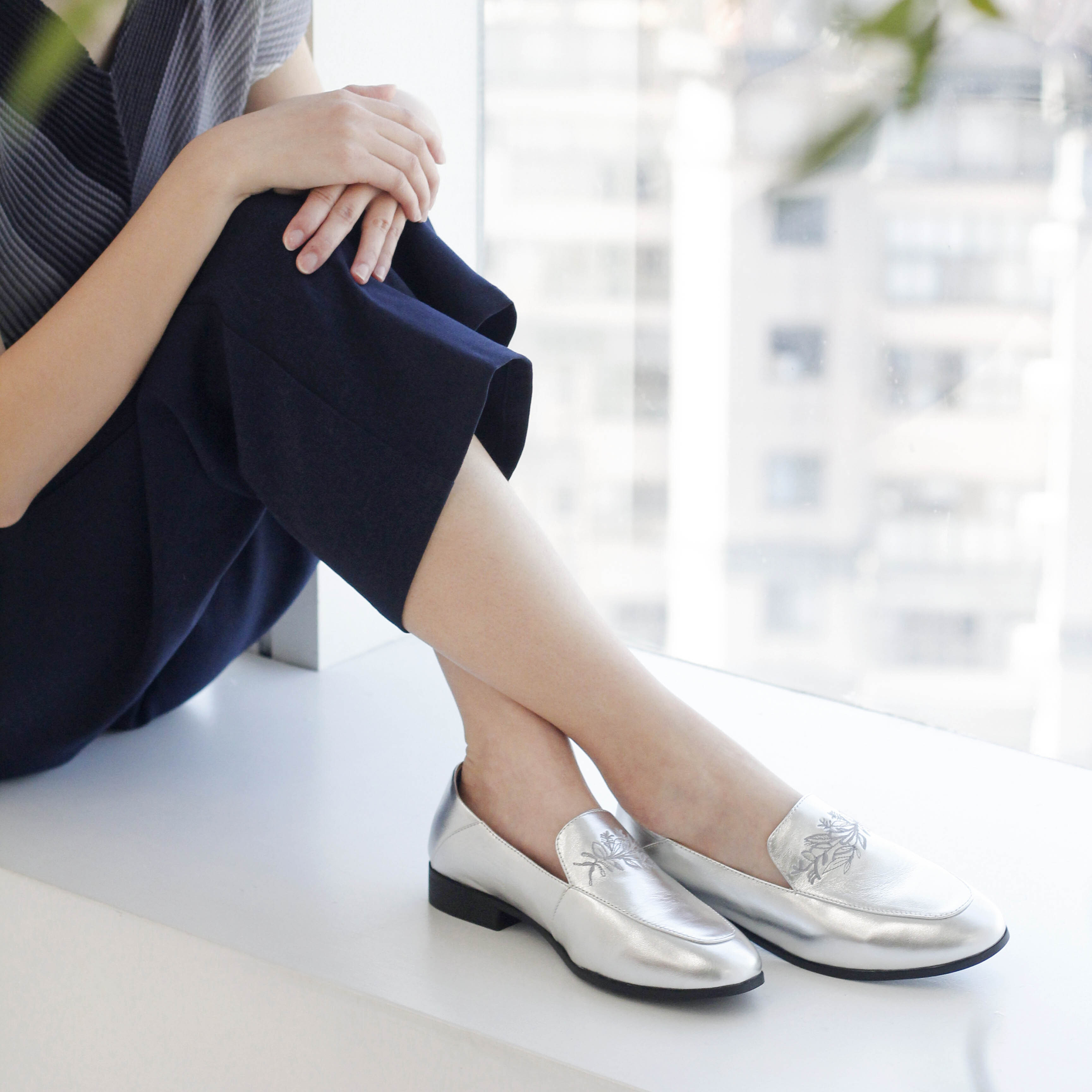 刺繡後踩樂福鞋｜菻菻(太空銀)