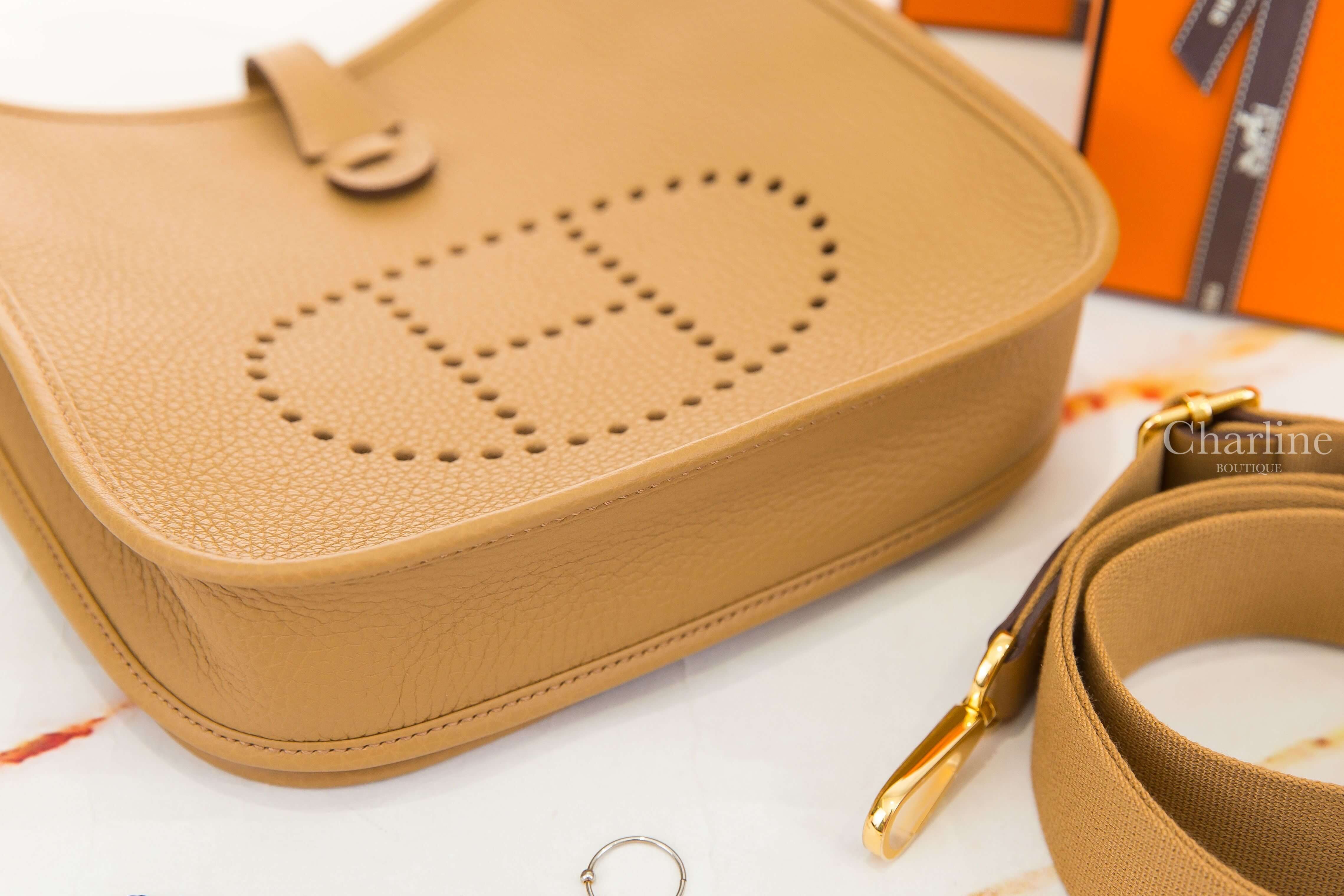 Hermès Evelyne 23cm Poche III Bag 4B Biscuit Taurillon Clemence 餅乾色金釦簍空洞洞肩背包-Charline Boutique 精品代購