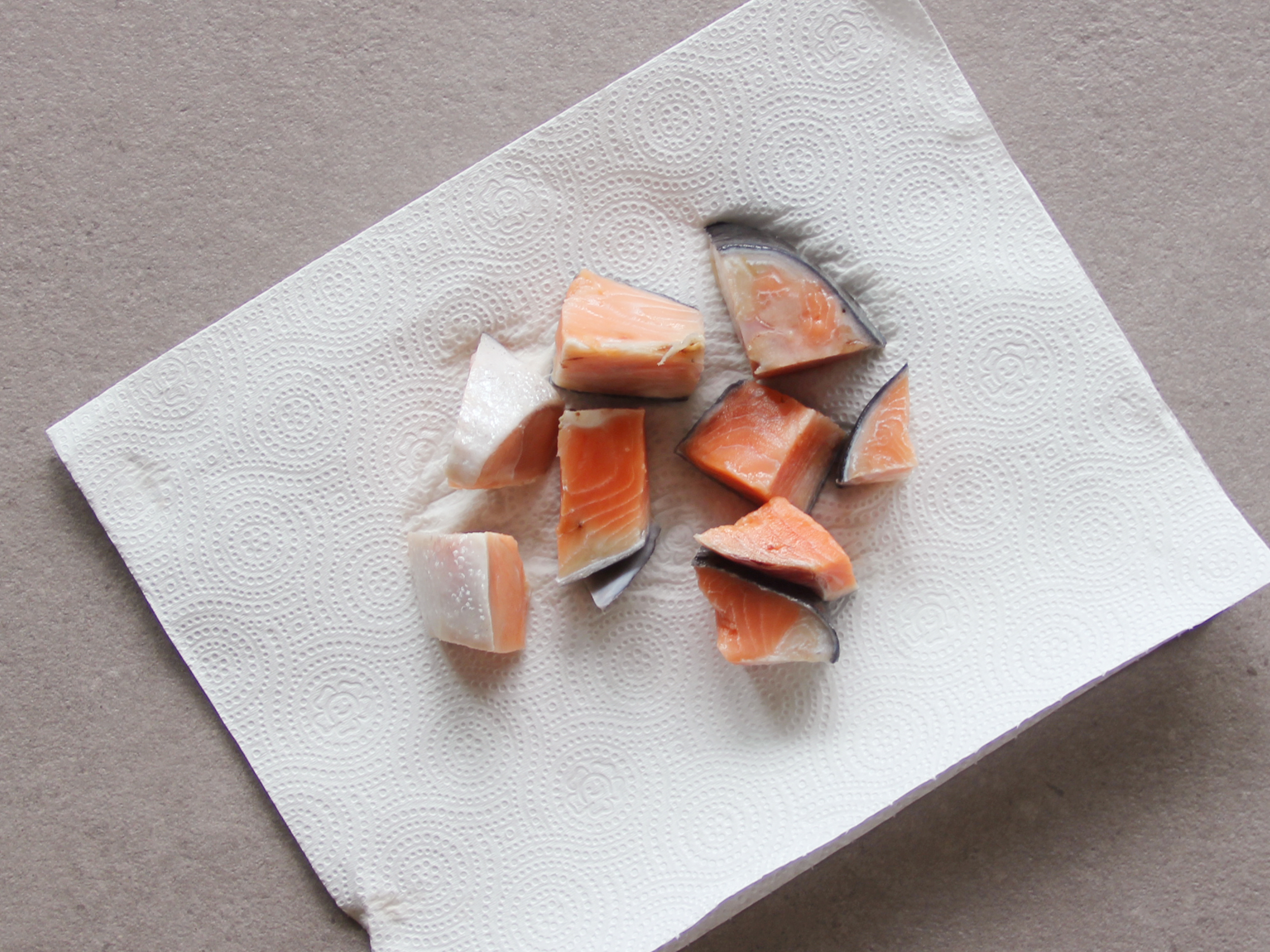 魚頭塊前一晚放冷藏退冰，魚頭清洗，清除多餘的小血管 🔺清洗後用廚房紙巾吸乾水分