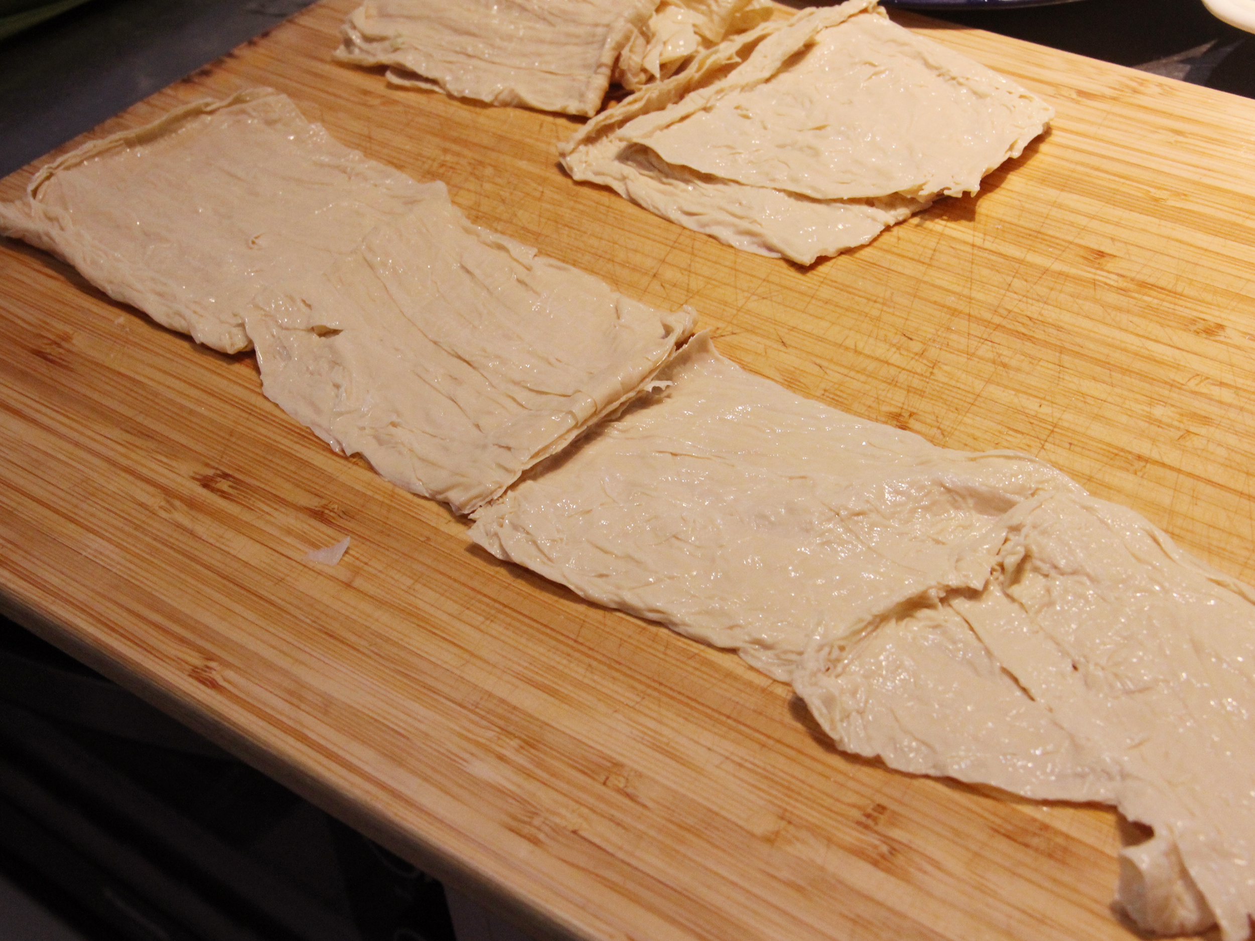 生豆皮，整片攤開後，切成小片