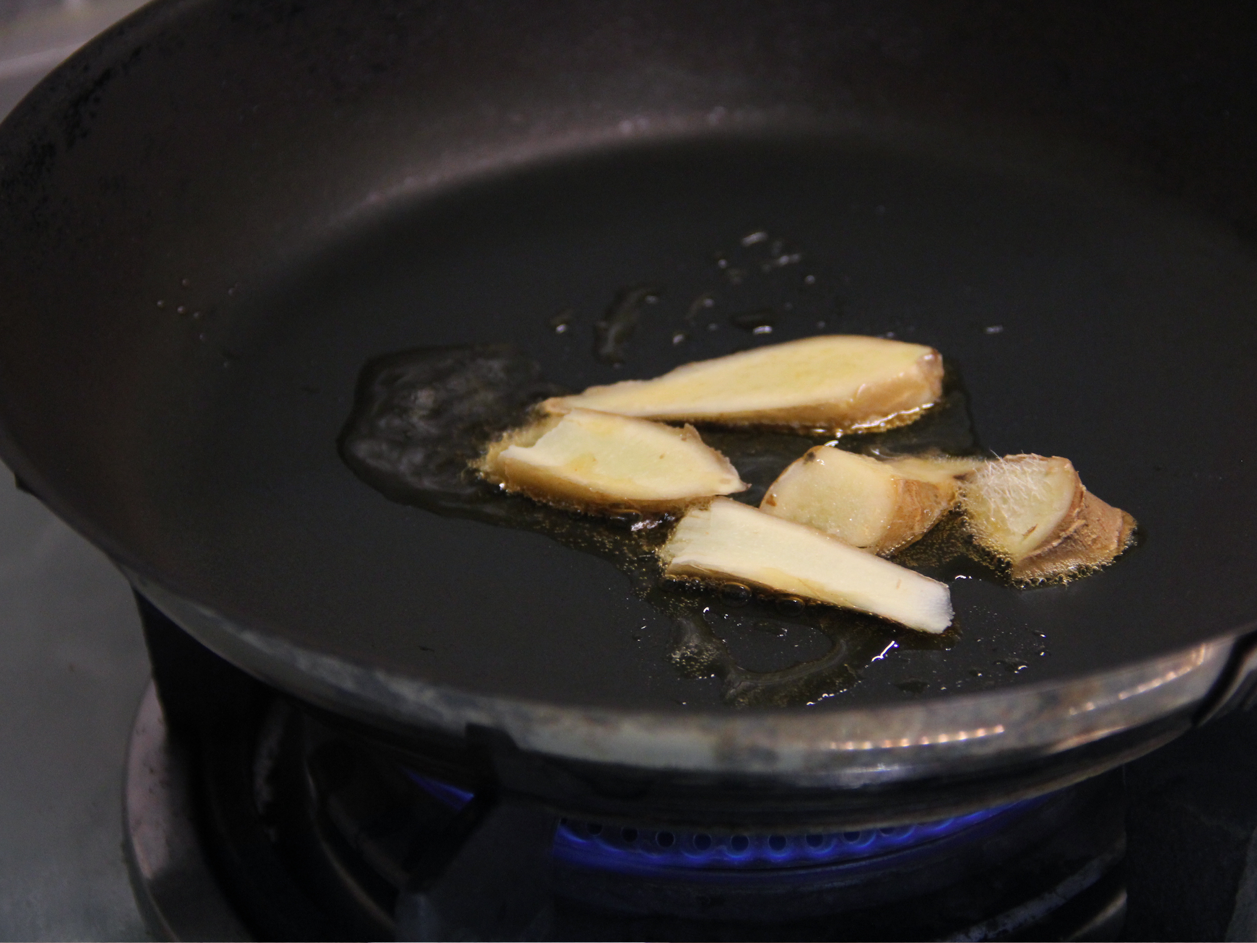 步驟1.在鍋中用麻油、薑片熱鍋