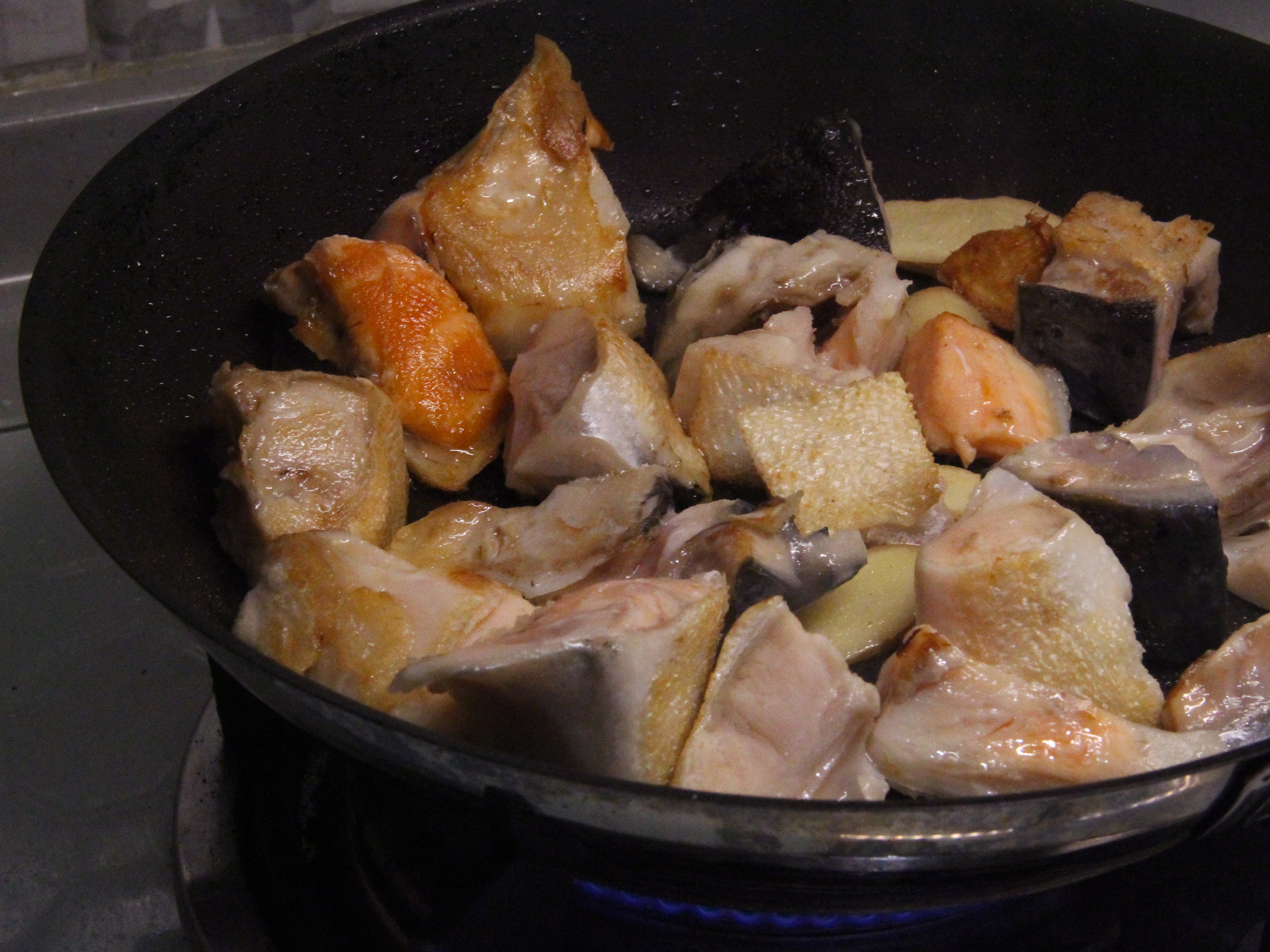 步驟2.放入魚頭塊煎至金黃色藉此定型並逼出油脂