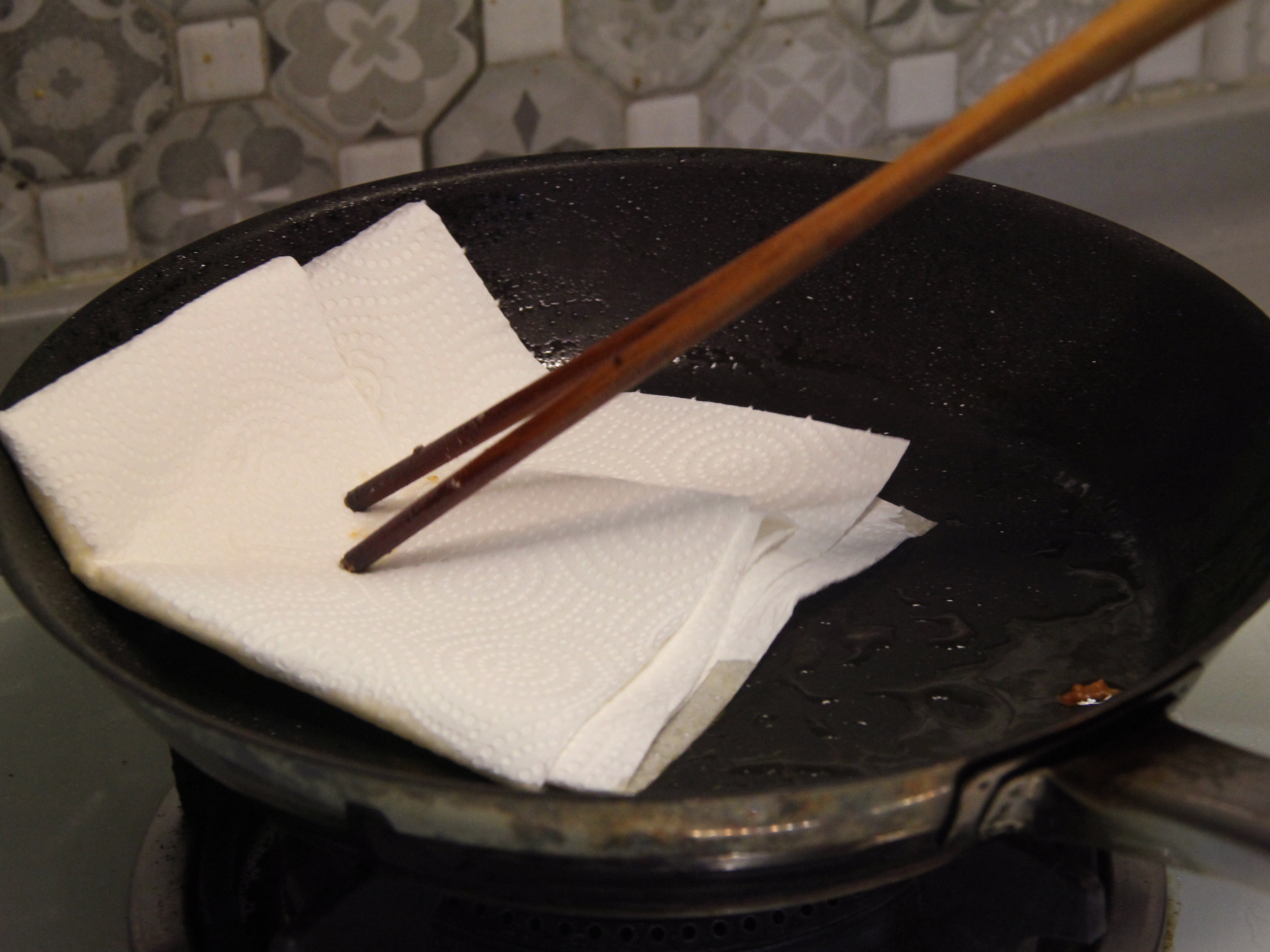 步驟3.吸掉多餘的油