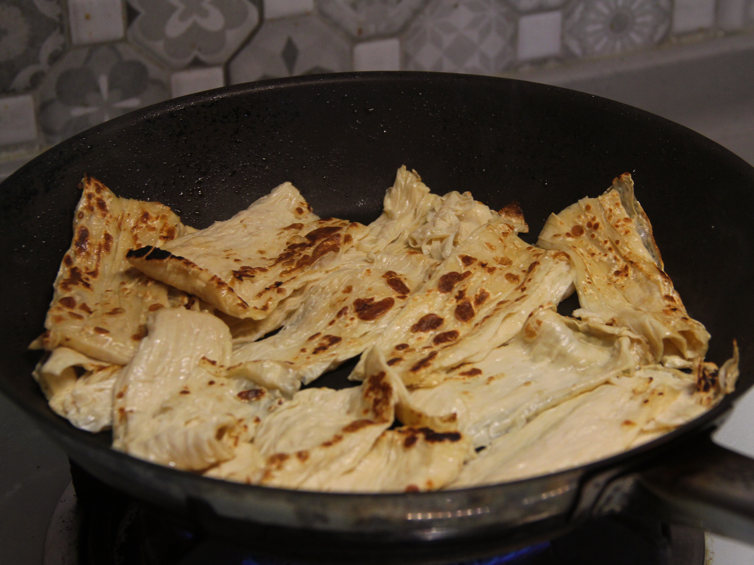 步驟4.生豆皮下鍋煎微焦香