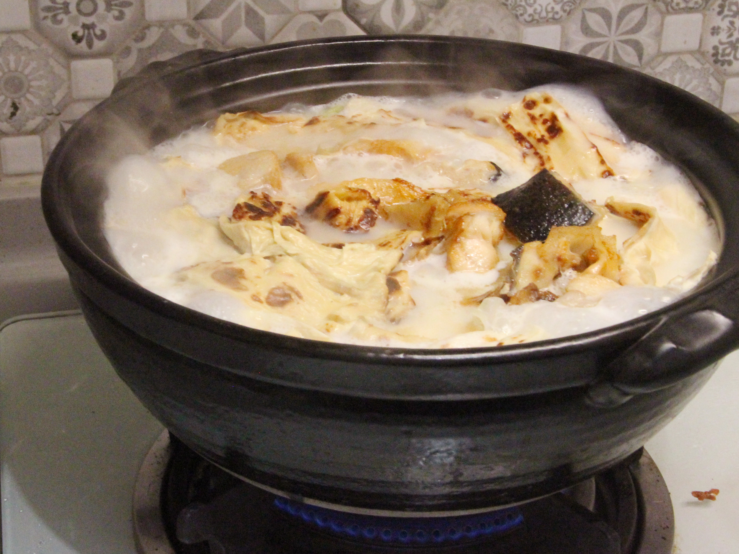 完成.燒滾後加入無糖豆漿續煮開，視個人口味加入鹽巴調味，完成