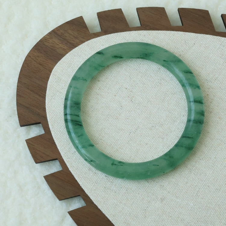 【天然石水晶手鐲】圈口尺寸60以上 細閃波紋綠草莓晶