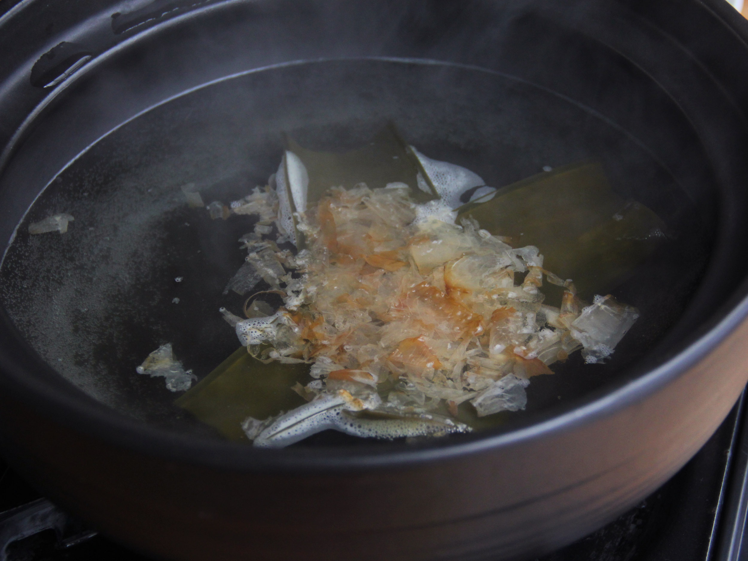 1.冷水放入昆布，以中火加熱至小泡後，關火，放入柴魚片，3分鐘濾出