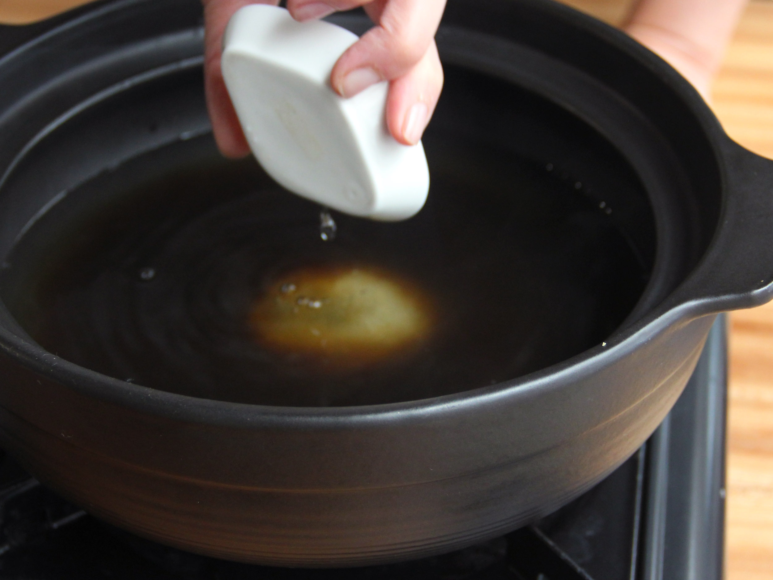 2.步驟1加入醬油、味琳、糖、米酒並放入半顆洋蔥，小火煮10分鐘，即完成壽喜燒湯汁