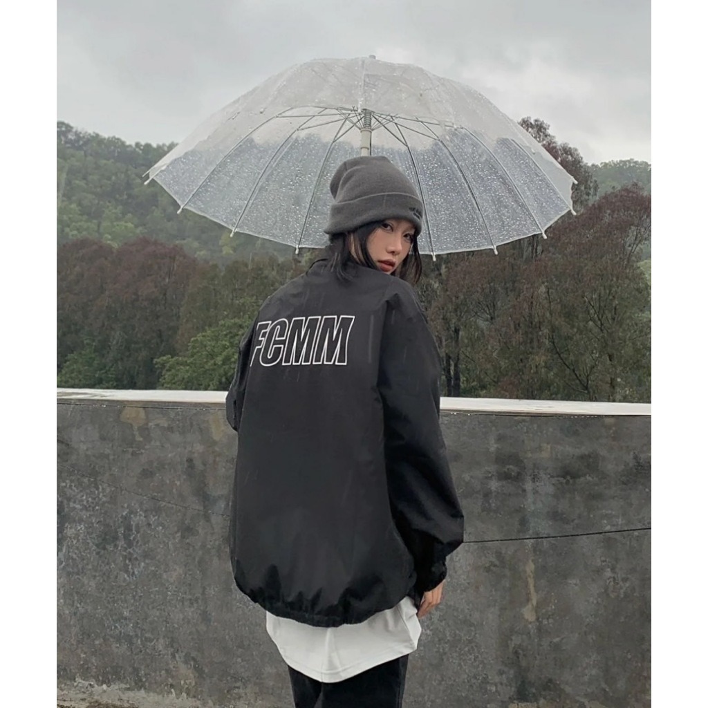 【現貨】FCMM 背後大LOGO 衝鋒外套 春夏薄款 黑色 FBCJSC7374
