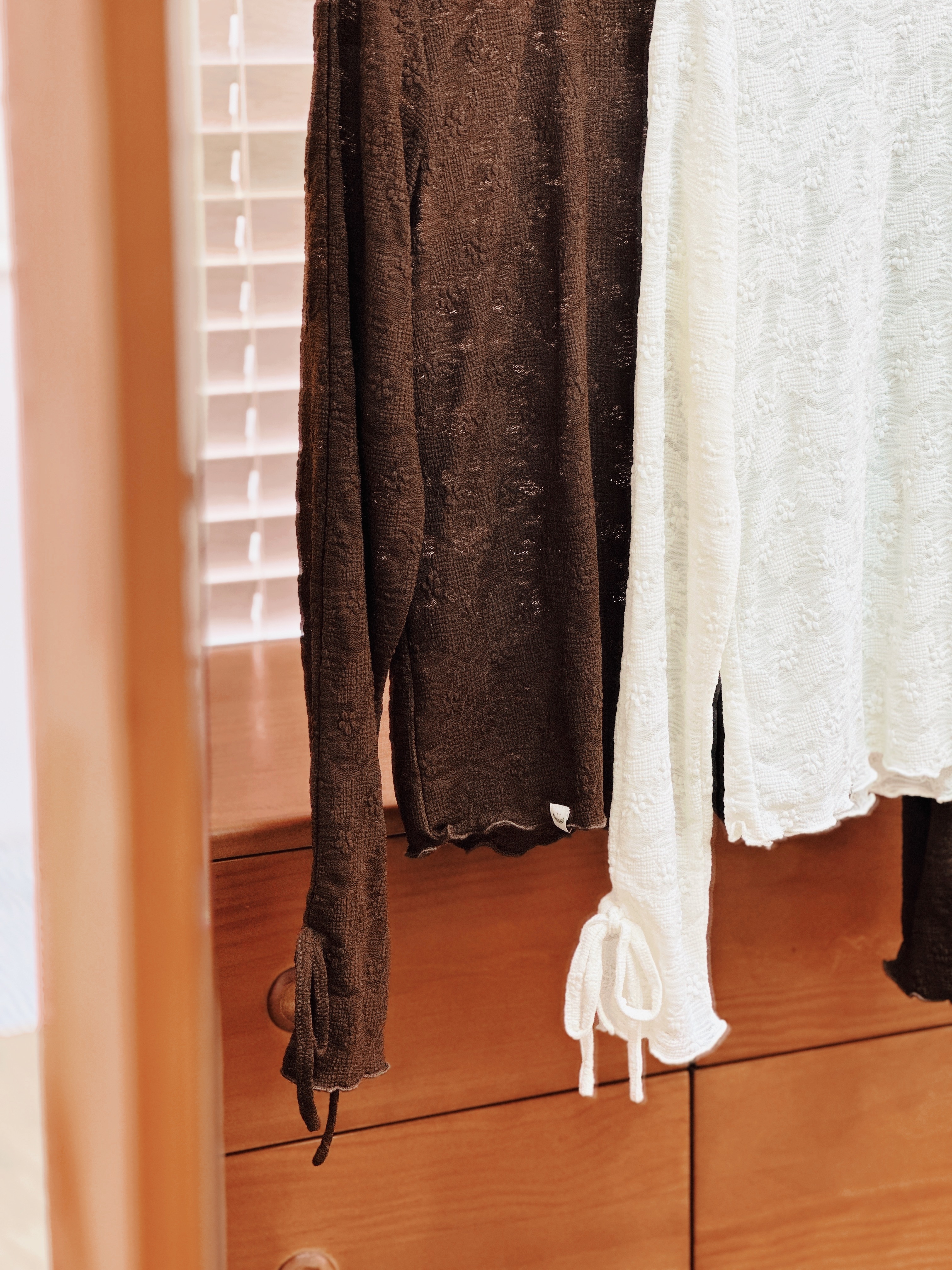 兩色 / 小花蝴蝶結開叉長袖上衣 / Embossed Floral Tie-Sleeve Detail Top