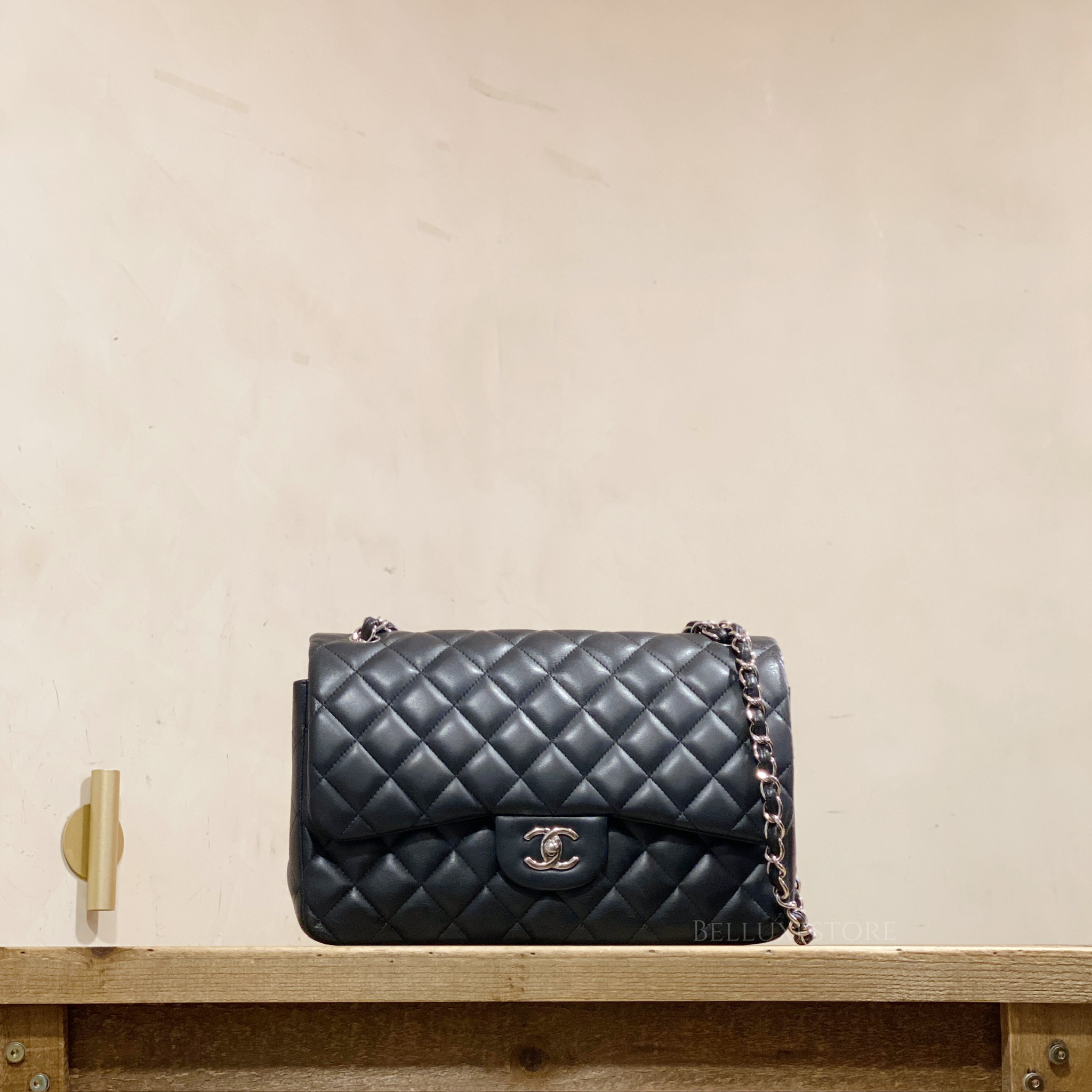 [Pre-owned] Chanel classic flap jumbo lambskin Black...