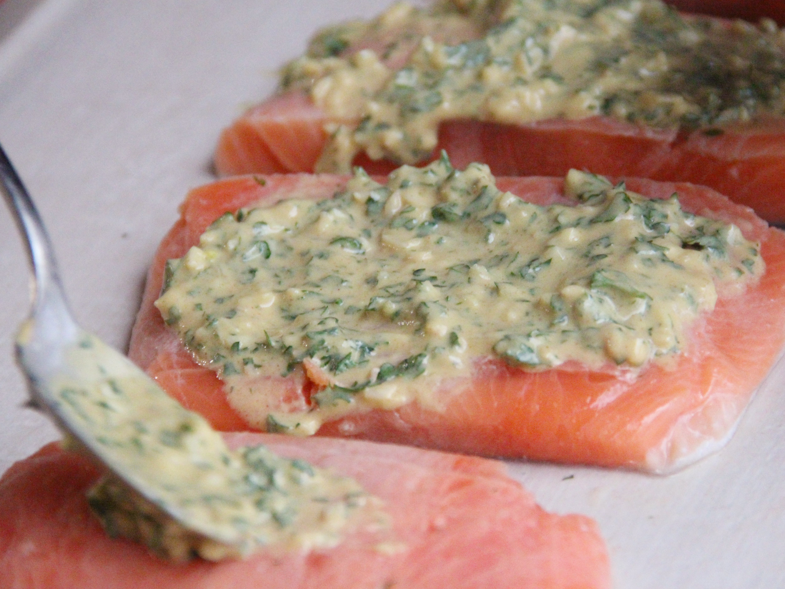 2.將鮭魚抹上香草芥末醬