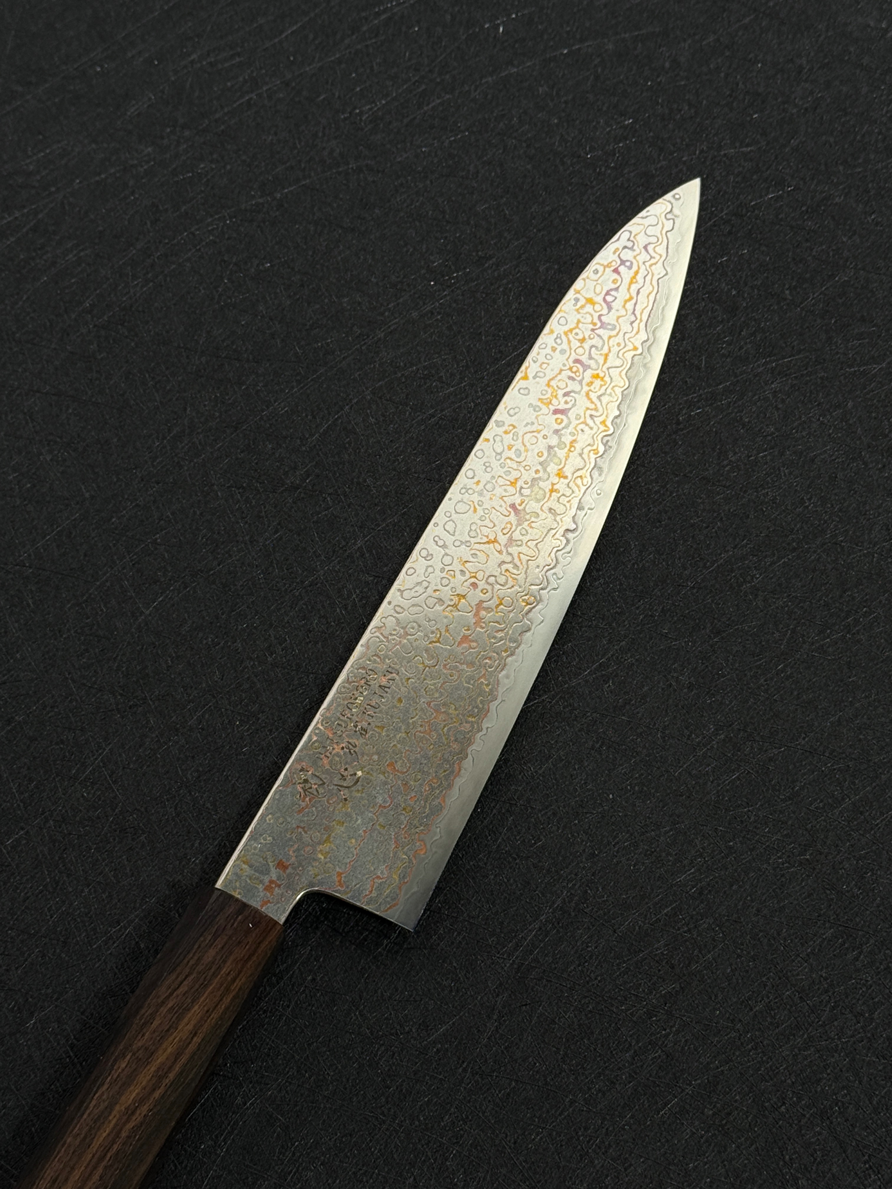初心 孔雀 V特2号 有色大馬士革鋼 牛刀 黑檀柄