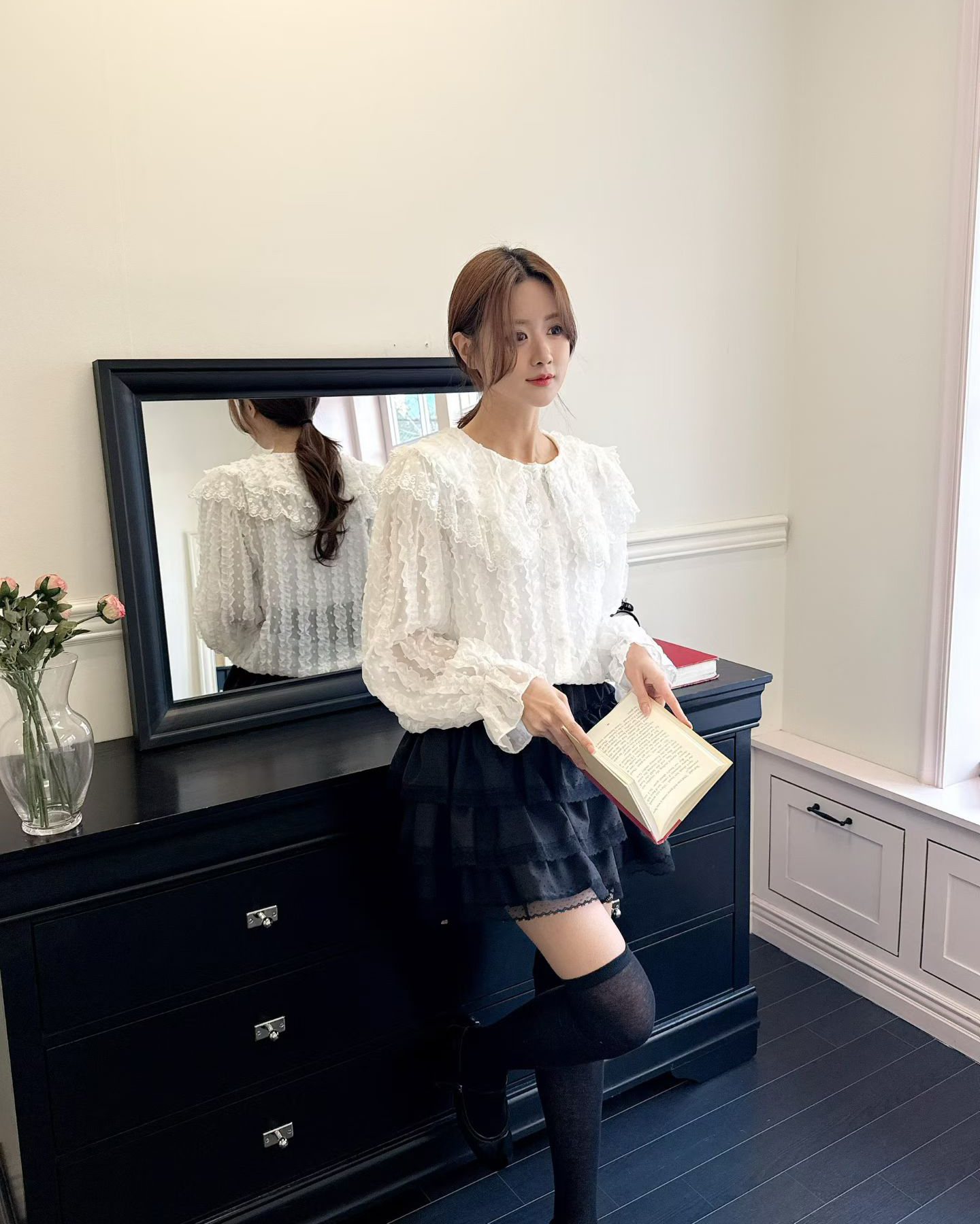 【現貨】NEHA正韓 ♥ 浪漫線條荷葉造型上衣