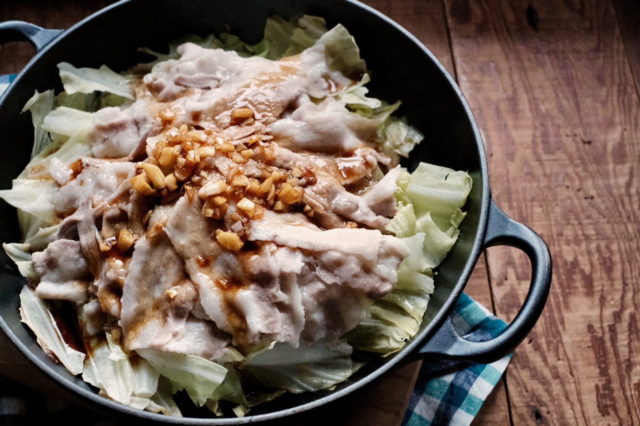 醬調好後，肉也差不多蒸好了，此時關火，淋上醬汁（也可以用沾的），#全程不到十分鐘，但這盤端上桌，保證大家搶著吃。豬五花薄片帶有肉薄Ｑ彈，帶有油脂香卻不膩口，跟蒸到清脆的高麗菜一口咬下，堪稱完美。搭著帶有蒜香的醬汁，我根本可以自己吃掉一整盤，吃完覺得滿足又清爽。  簡單成這樣，不做看看對得起我嗎（？）（這樣情勒粉絲對嗎）