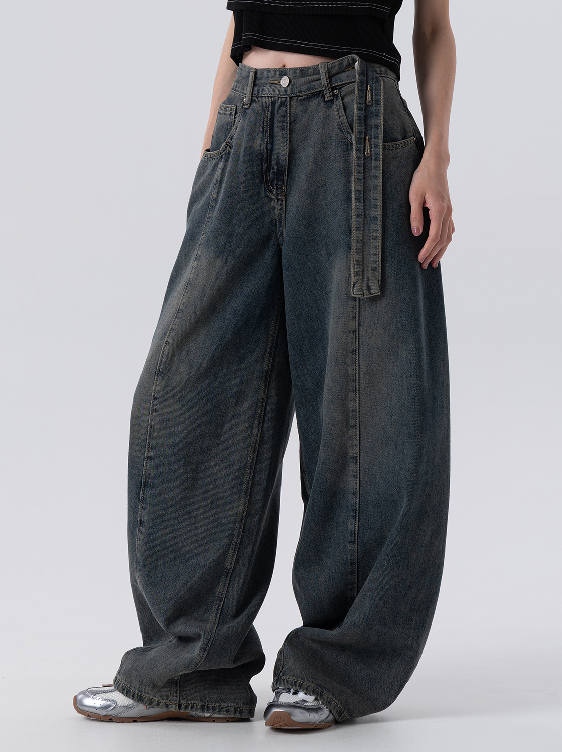 【2件1499】腰帶式刷色寬鬆錐形牛仔褲