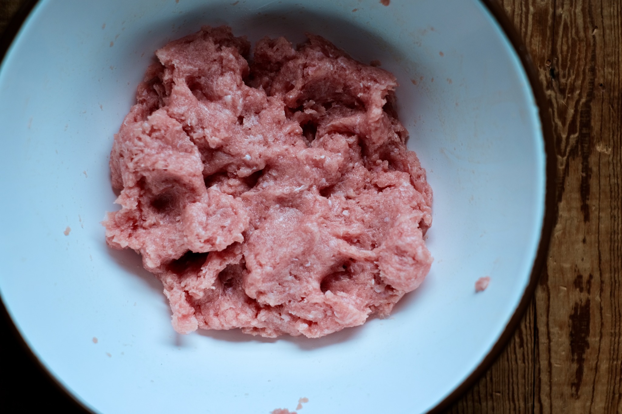 究好豬特細黃金比例絞肉一包，前一晚拿至冷藏退冰備用。