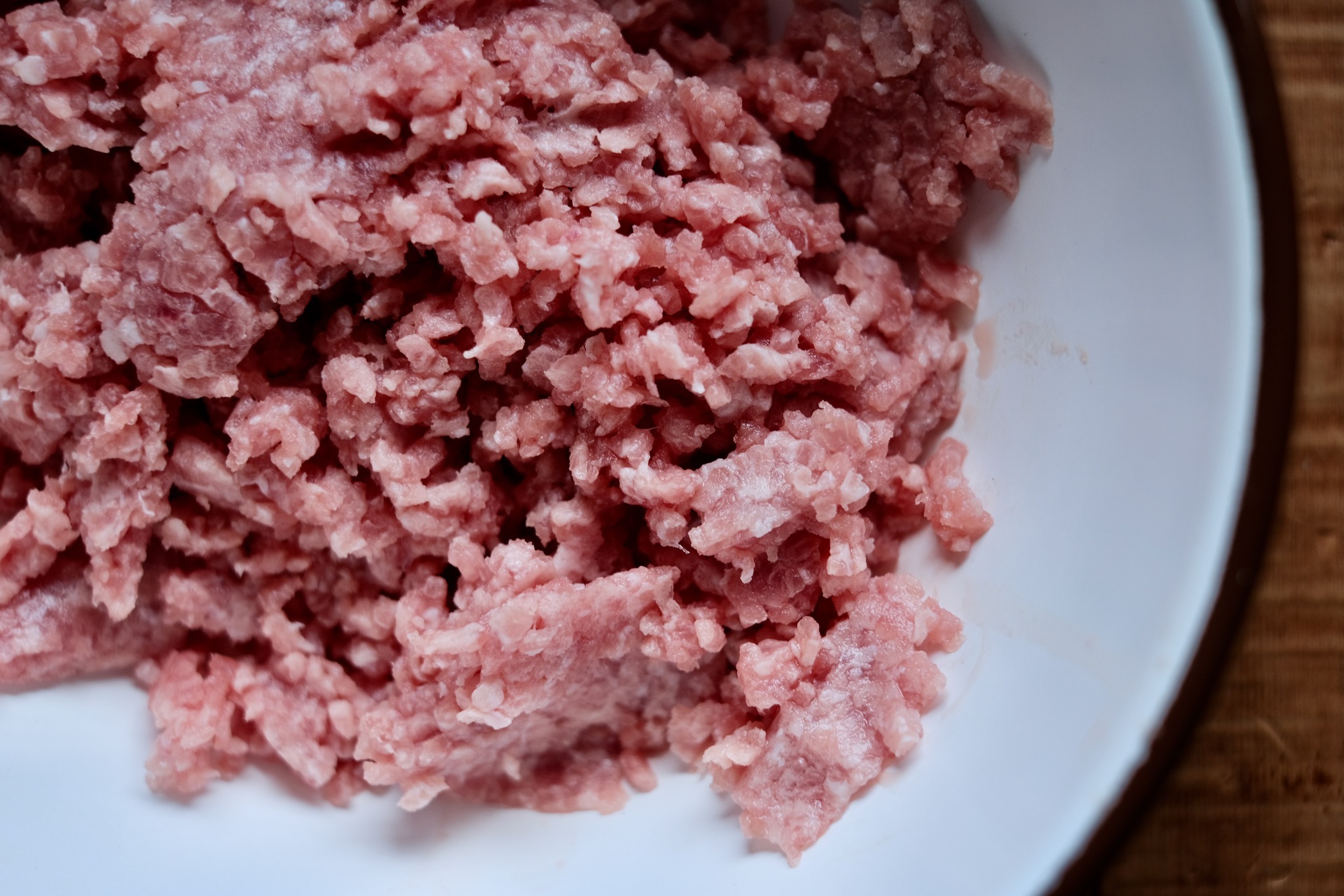 加入一茶匙鹽，用手抓勻，讓肉產生黏性。大概抓個十多下就可以了。