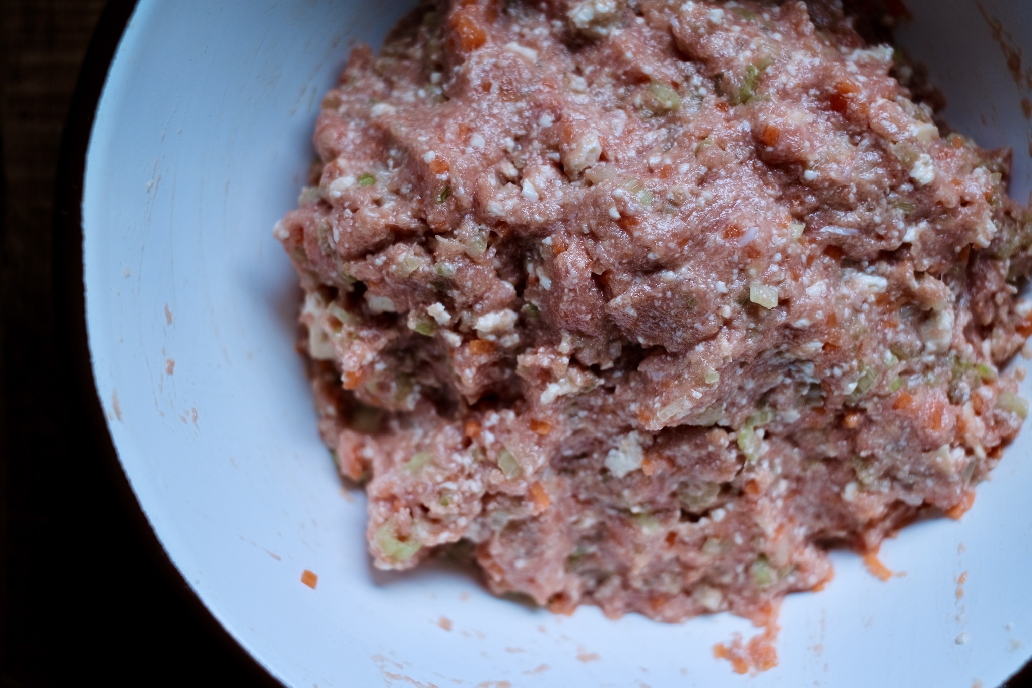 用手把所有食材混合均勻，過程中把豆腐捏碎、融進肉裡。