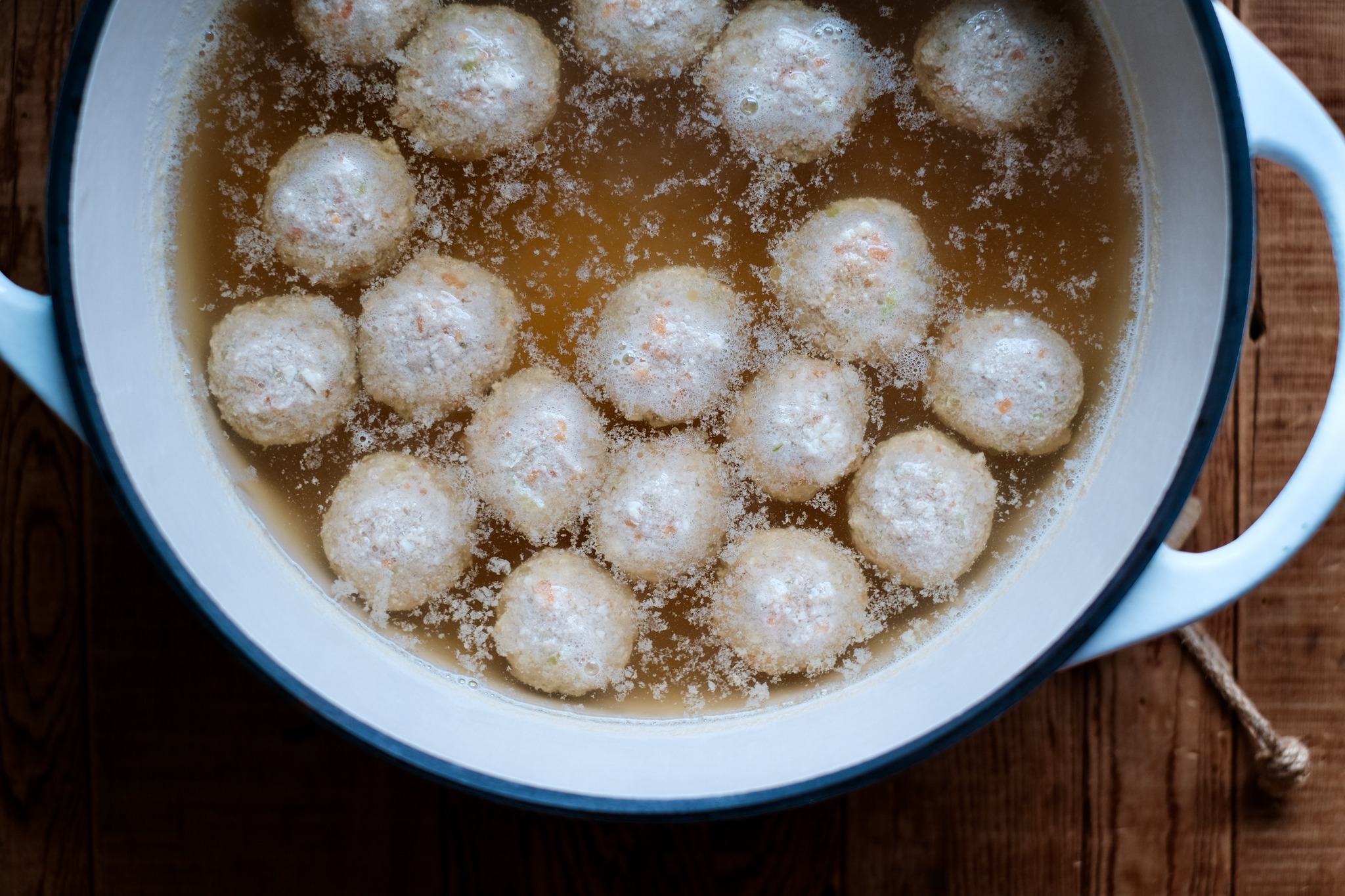 將水煮滾後，轉中火，放入肉丸，煮到浮起，代表已熟。