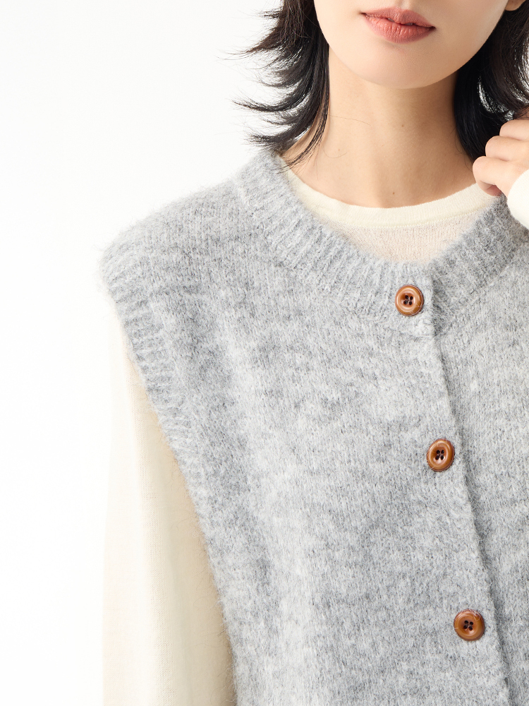 柔軟圓領排釦針織背心(9%羊毛）