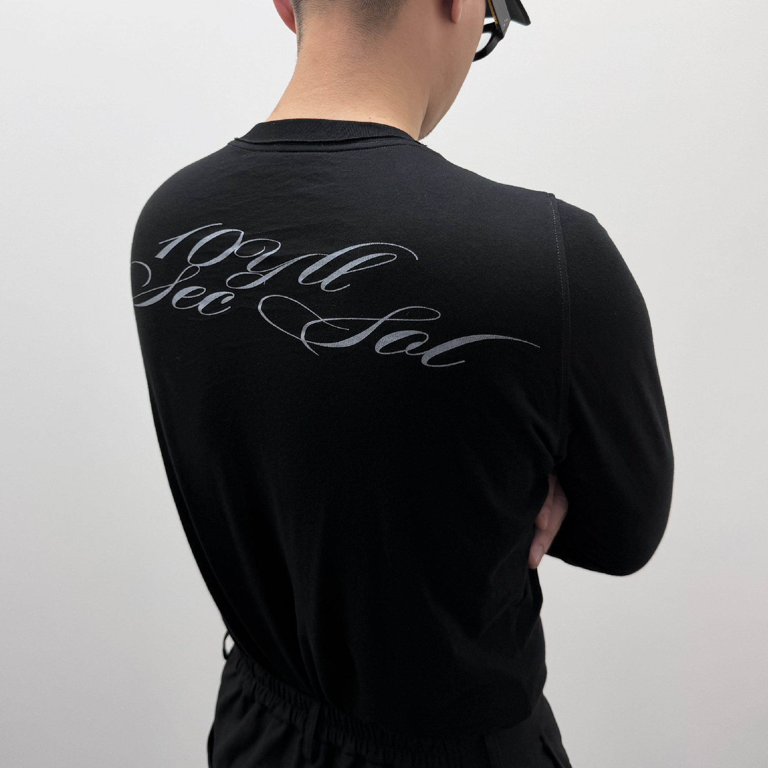1dyll.assemblag 1ds Cursive Logo Skinny LS Tee