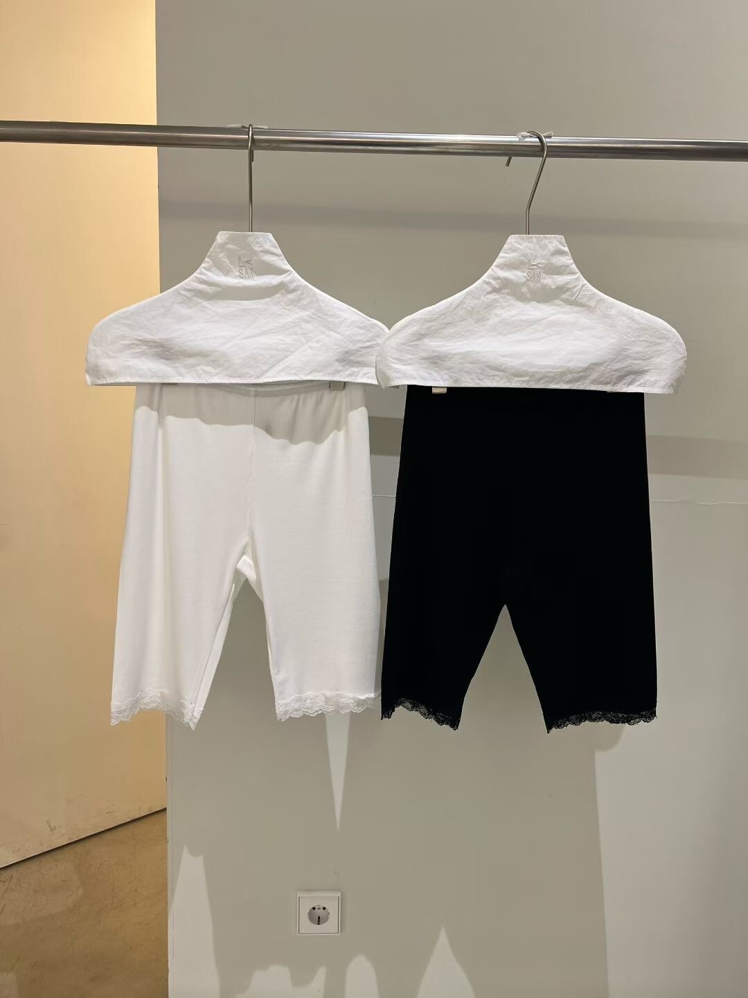 鬆緊腰下擺蕾絲滾邊三分內搭褲褲-F / 2色