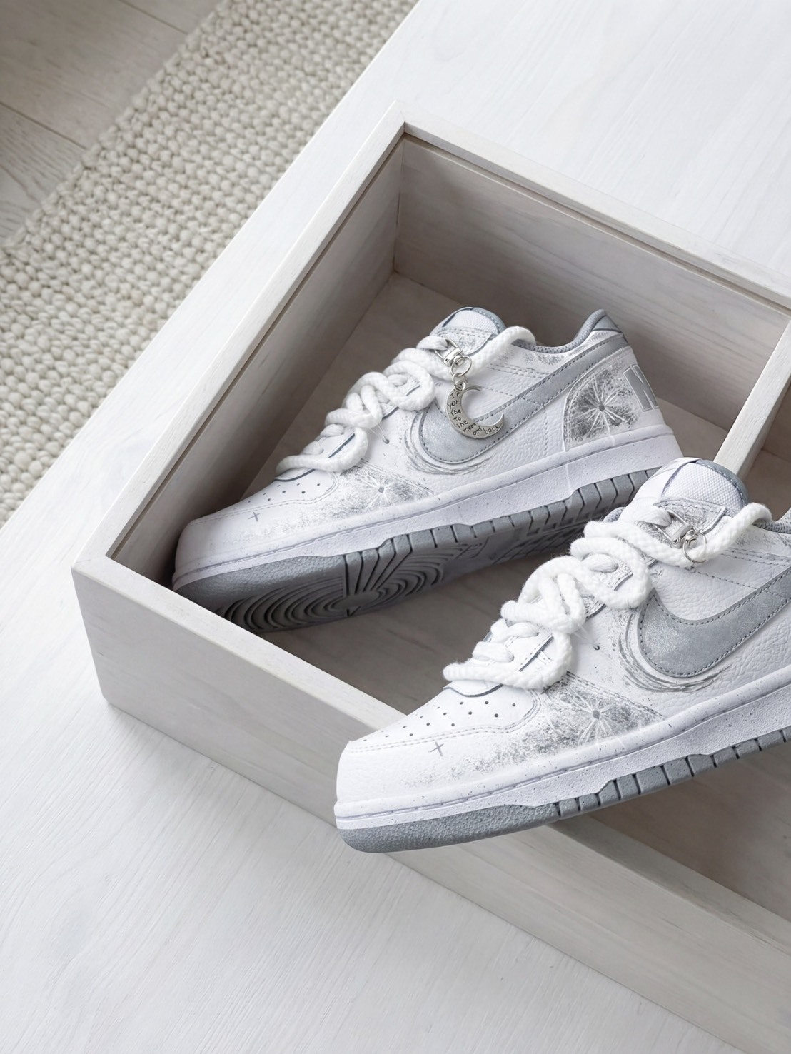 【訂製鞋款】Nike Big 白月光 馬年CNY 噴漆 仿舊 白銀 355152-106(Team1735-白月光LD灰)