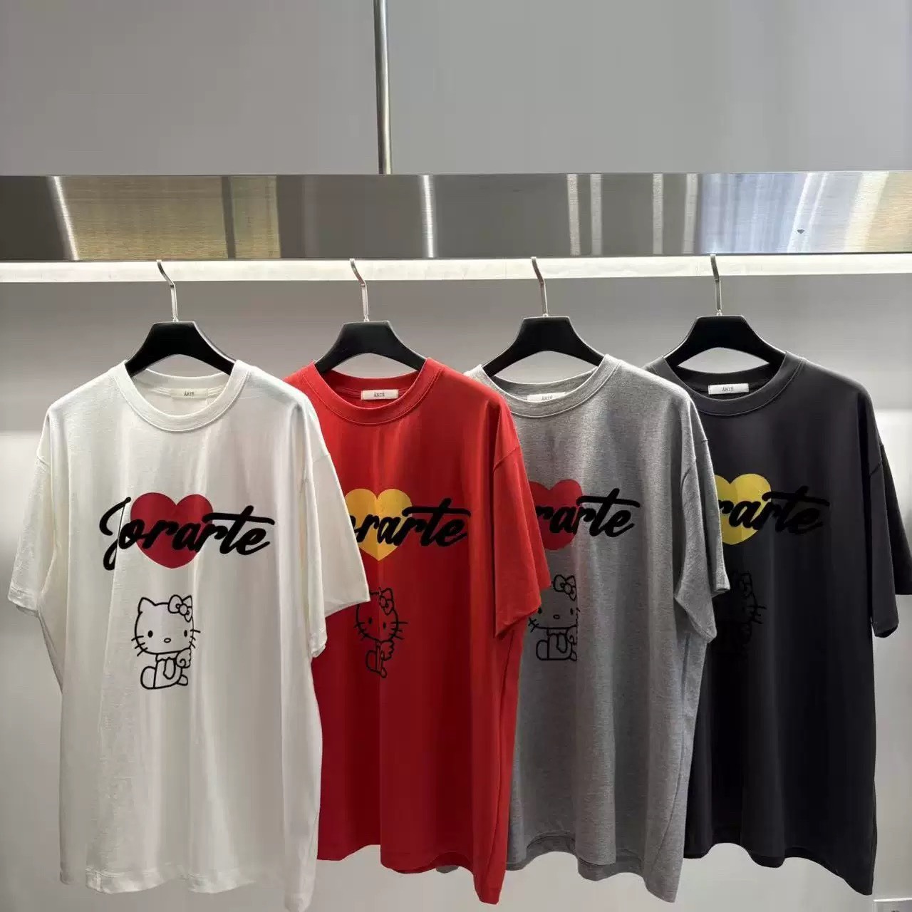 ARTE Hello Kitty 塗鴉愛心短T