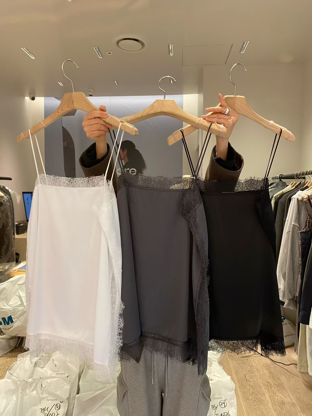 細肩帶睫毛蕾絲滾邊下擺開衩造型背心 / 3色