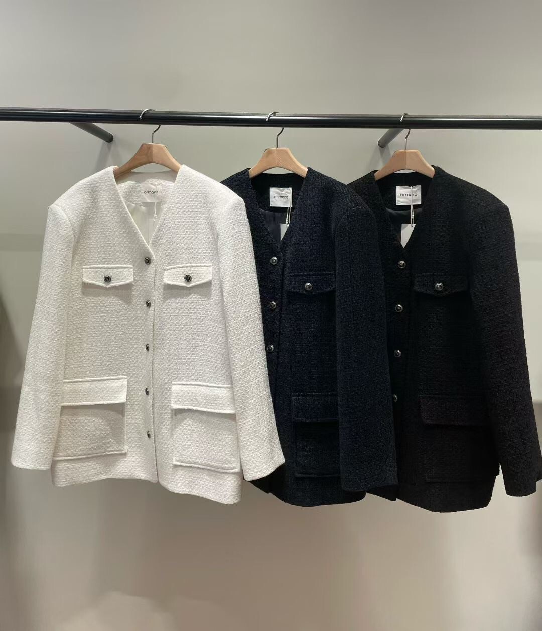 翻蓋雙口袋造型V領織紋感小香外套 / 3色