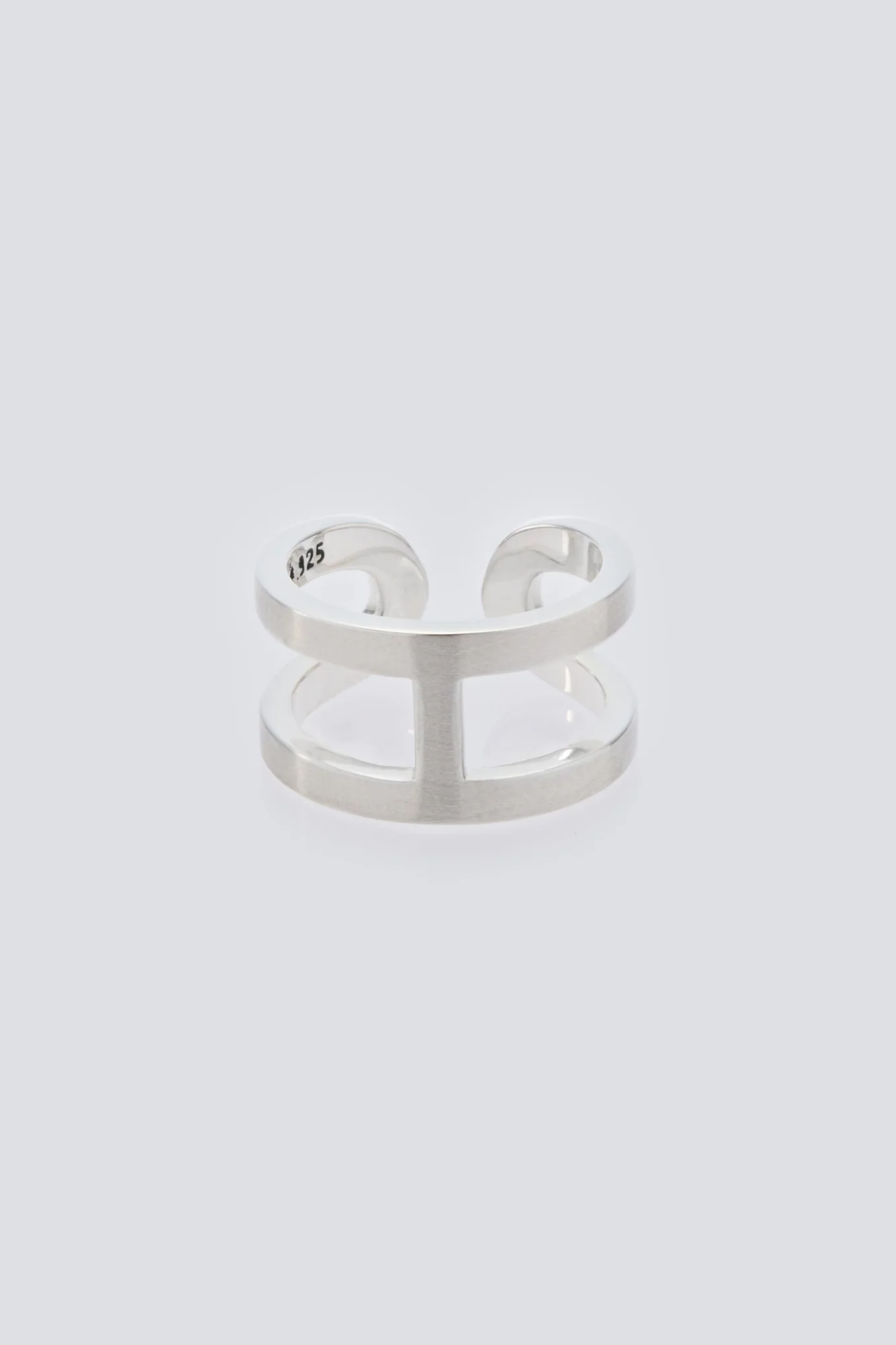 XOLO JEWELRY H RING WITH HAIR LINE