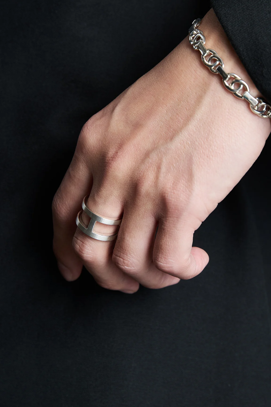 XOLO JEWELRY H RING WITH HAIR LINE