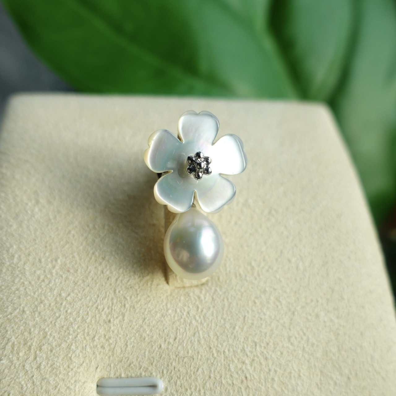 日本製925純銀澳白/大溪地孔雀綠黑珍珠胸針 - 珍珠母貝櫻花造型