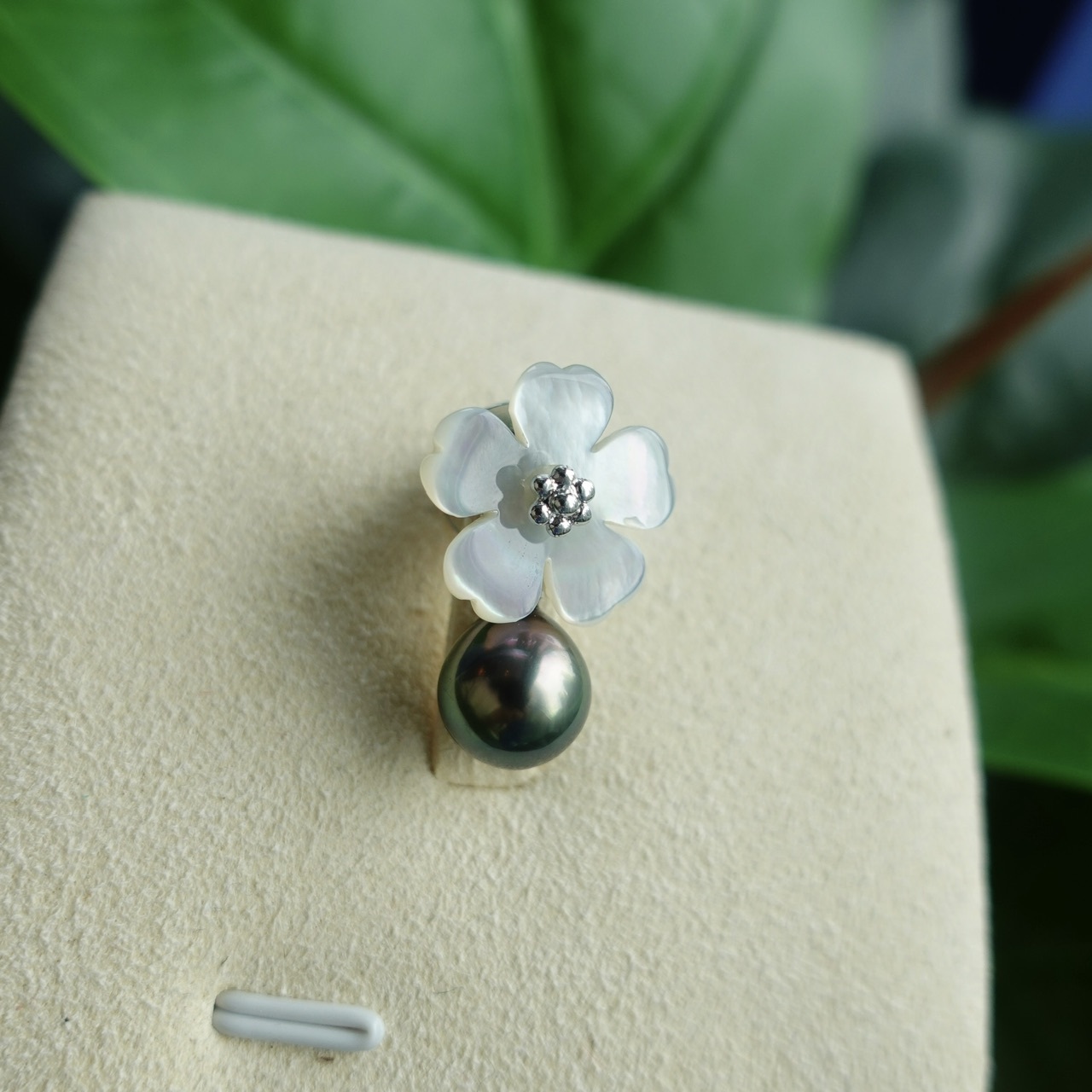 日本製925純銀澳白/大溪地孔雀綠黑珍珠胸針 - 珍珠母貝櫻花造型