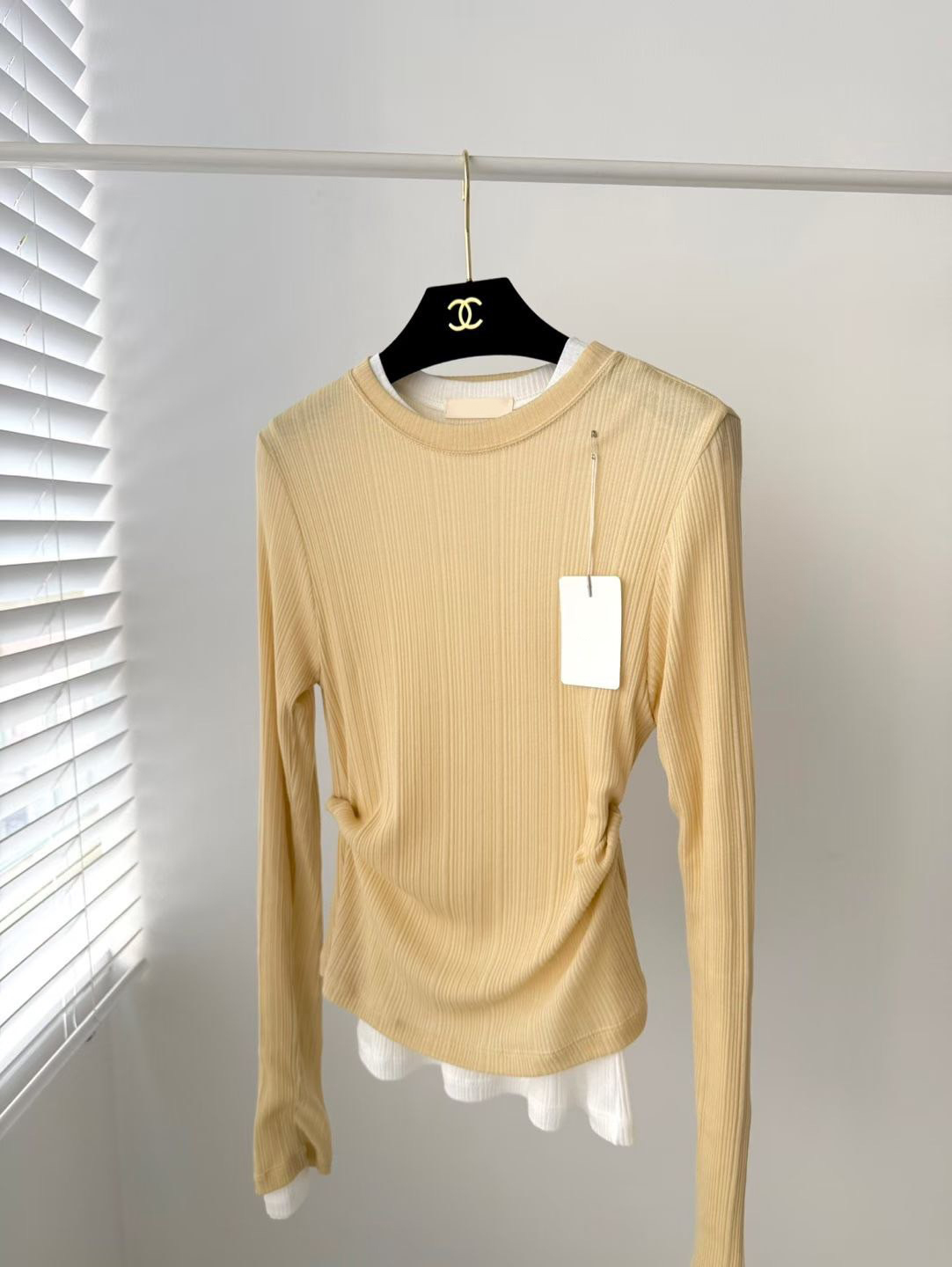 早春色系直線織紋感圓領合身上衣 / 3色