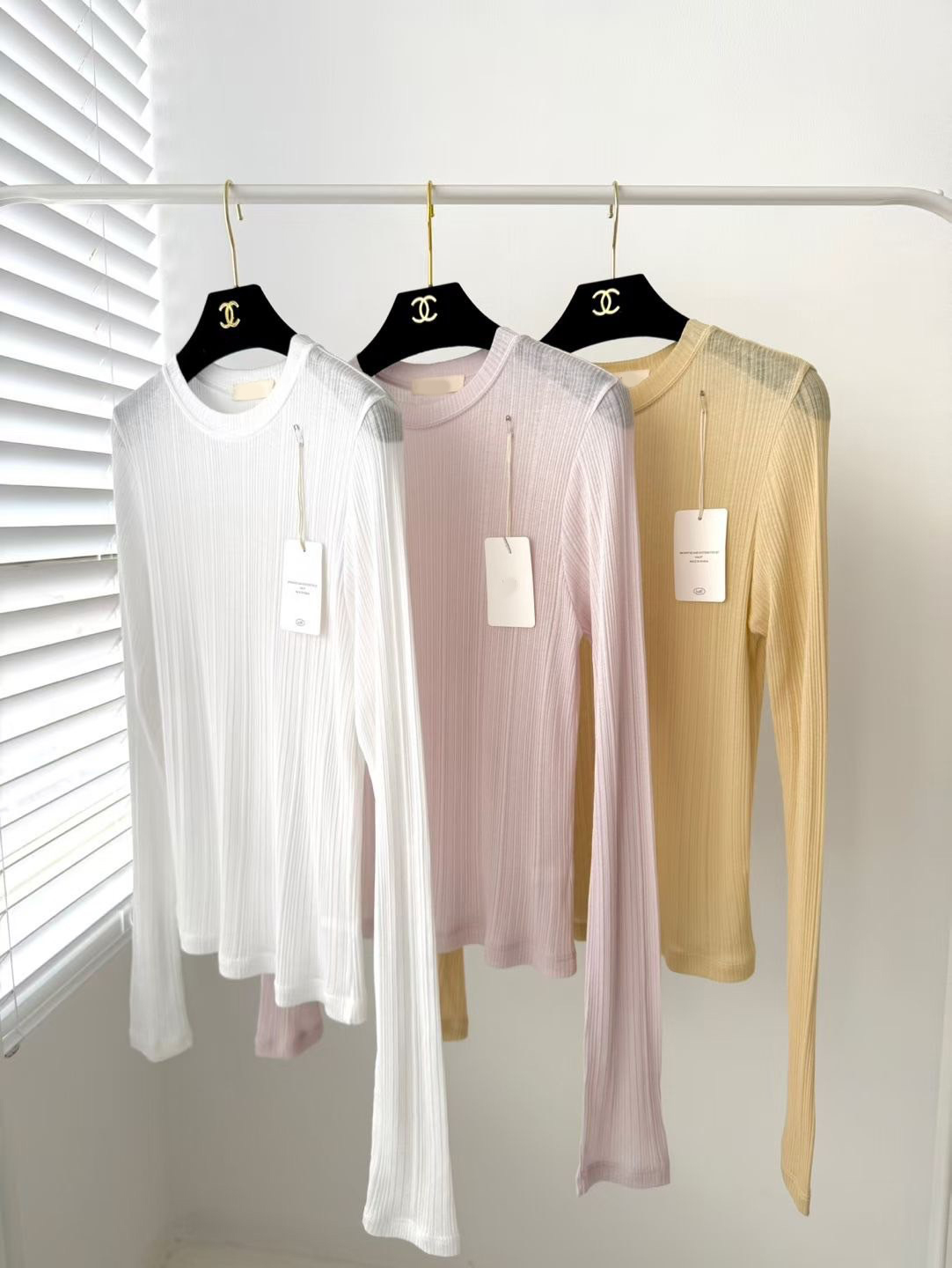 早春色系直線織紋感圓領合身上衣 / 3色