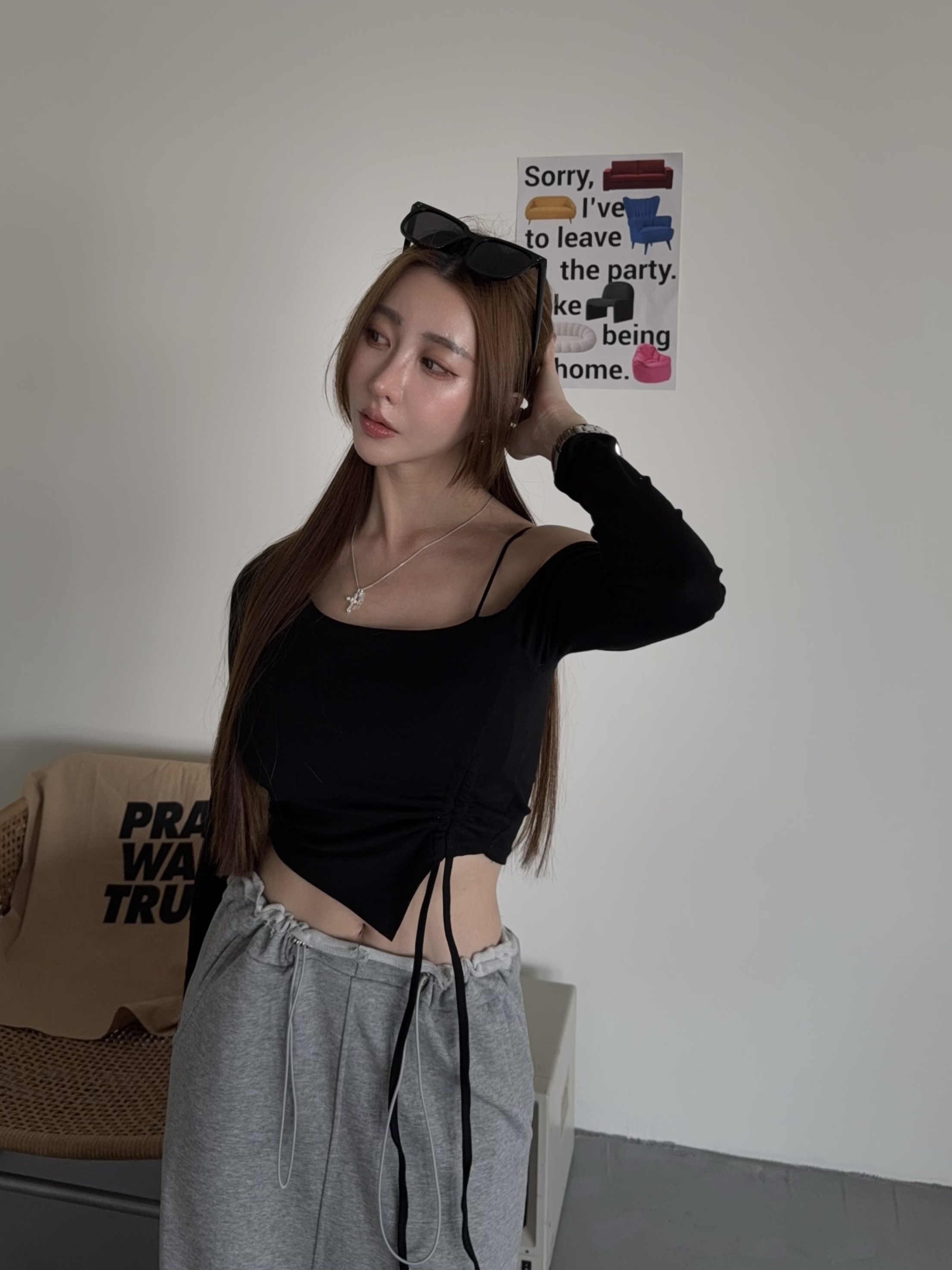 U領肩帶下擺三角上衣